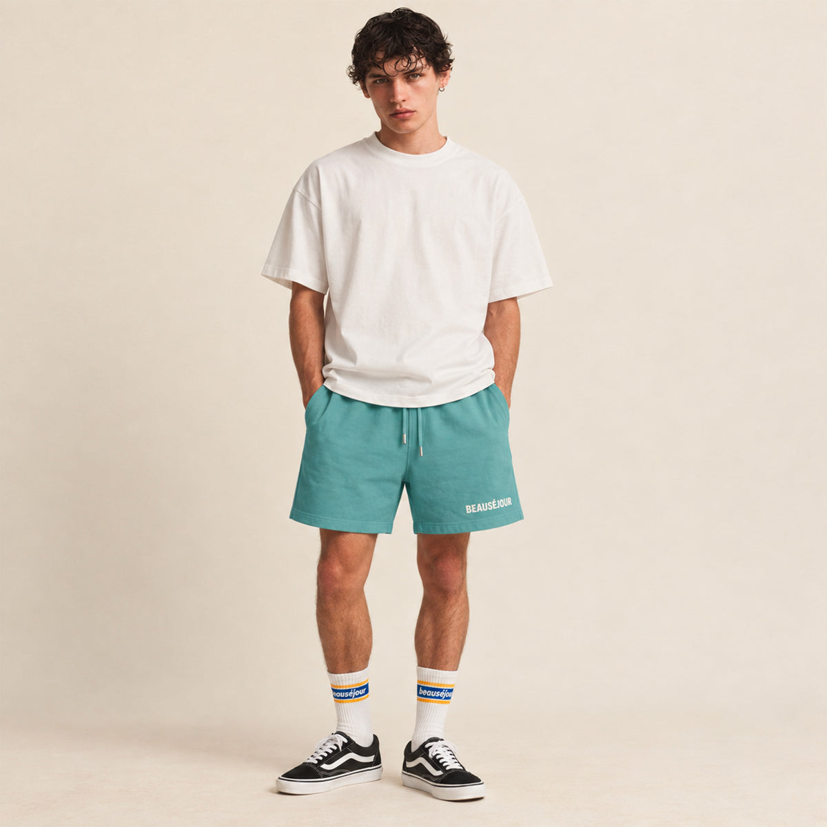 Short turquoise pour homme. 100% coton biologique. Short pour faire le sport. Short lifestyle. Vue de face.