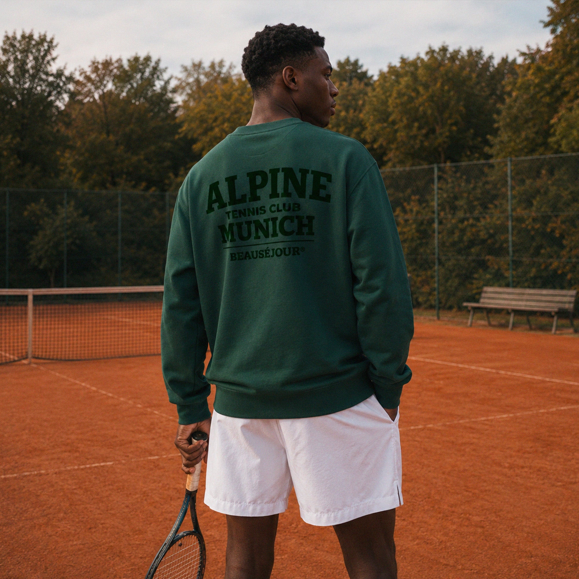 Sweat Alpine Tennis Club Munich Beauséjour® coloris vert homme, impression graphique tennis dans le dos, vue de dos.