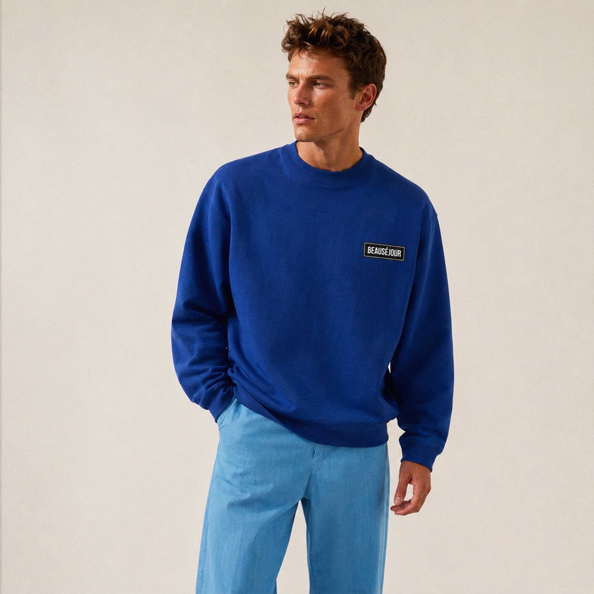 Sweatshirt basique Beauséjour® col rond coloris bleu royal, coton biologique 350g, bande de propreté en chevron, vue de dos.