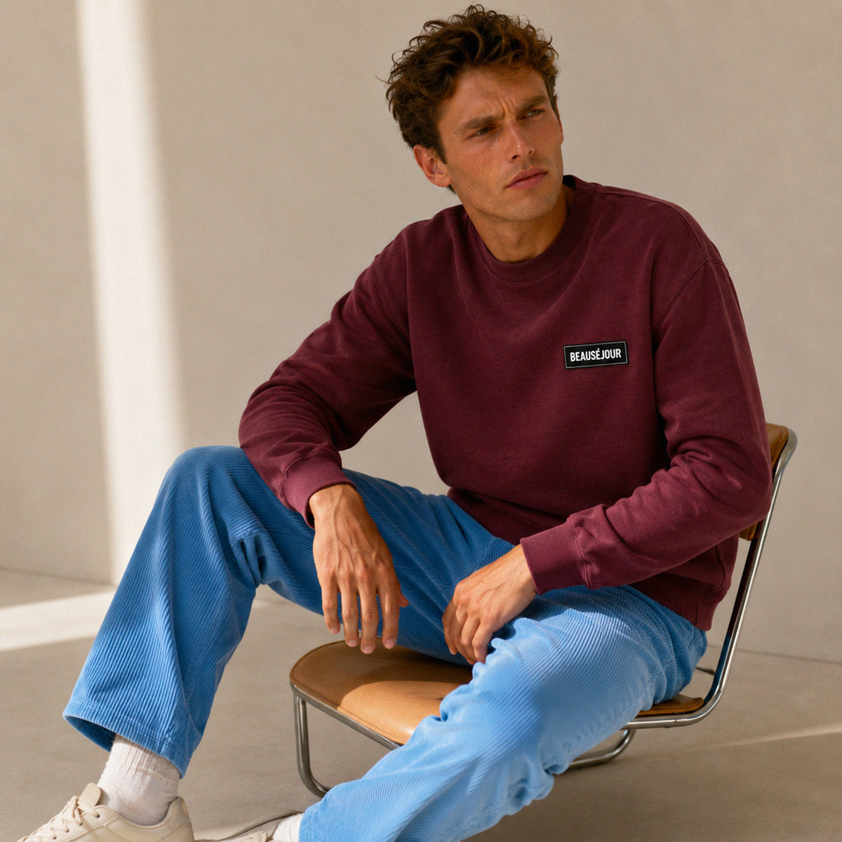 Sweatshirt basique Beauséjour® col rond coloris bordeaux, coton biologique 350g, bande de propreté en chevron, vue de dos.