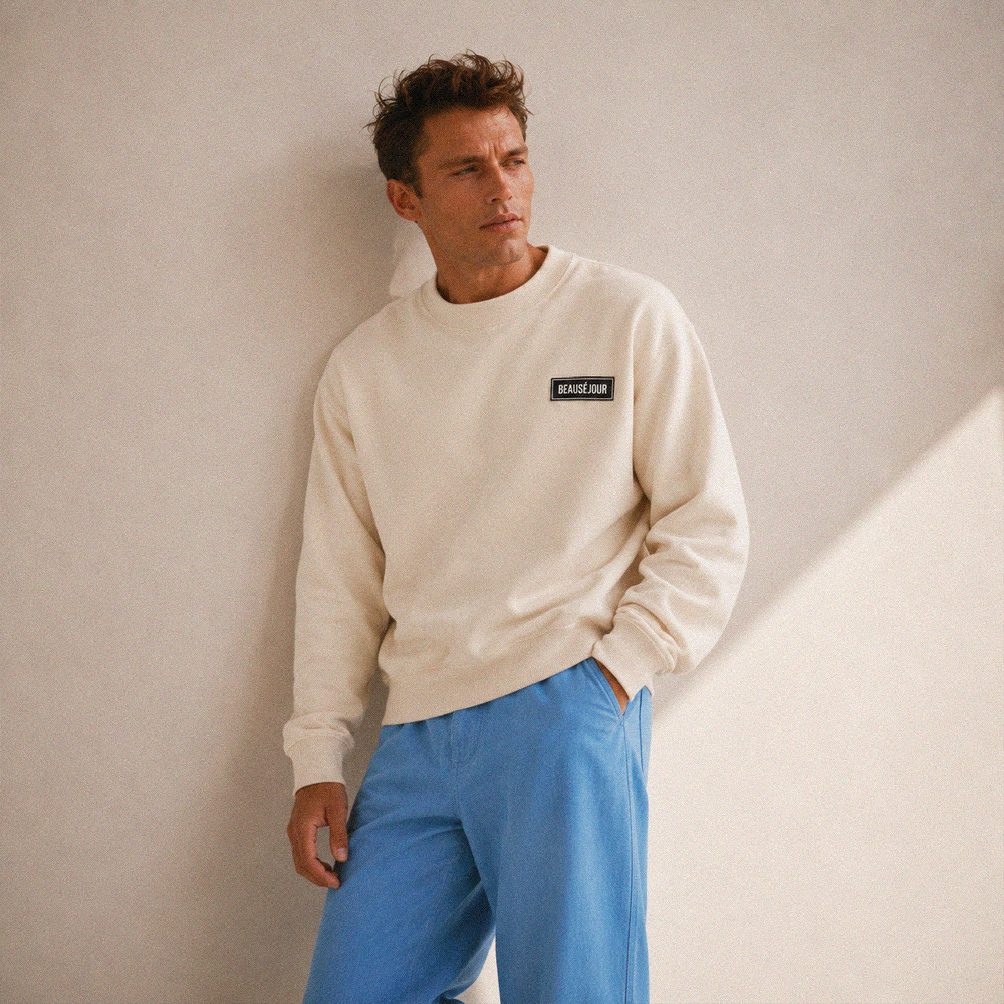 Sweatshirt basique Beauséjour® col rond coloris crème, coton biologique 350g, bande de propreté en chevron, vue de dos.