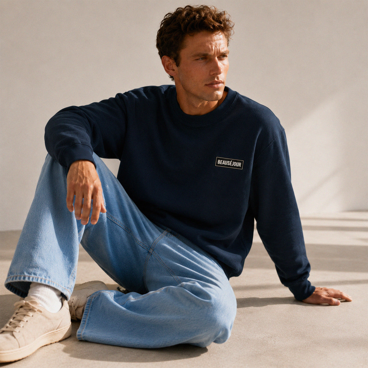 Sweatshirt basique Beauséjour® col rond coloris marine, coton biologique 350g, bande de propreté en chevron, vue de dos.