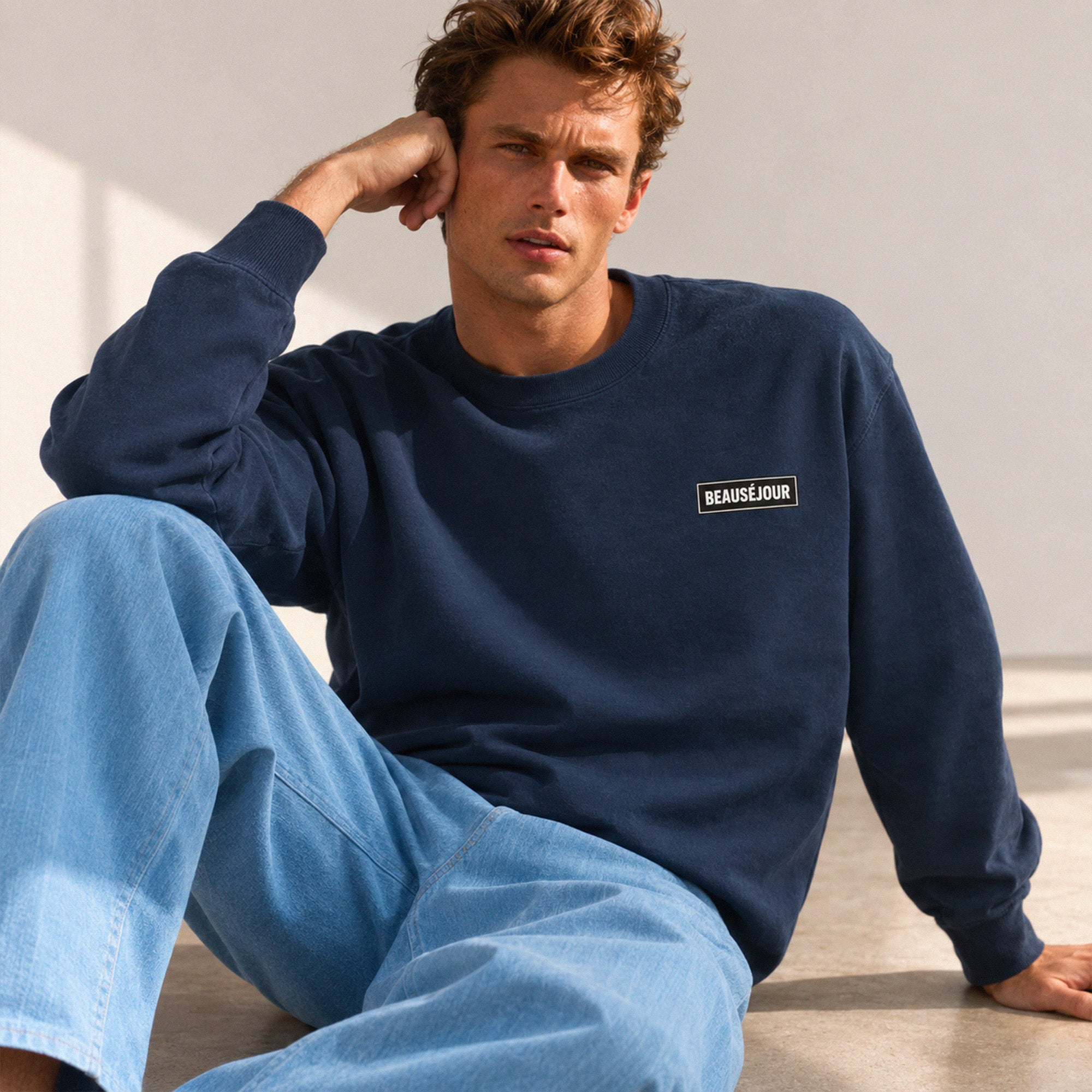 Sweatshirt basique Beauséjour® col rond coloris marine, coton biologique 350g, patch Beauséjour noir sur blanc en poitrine, vue de face.