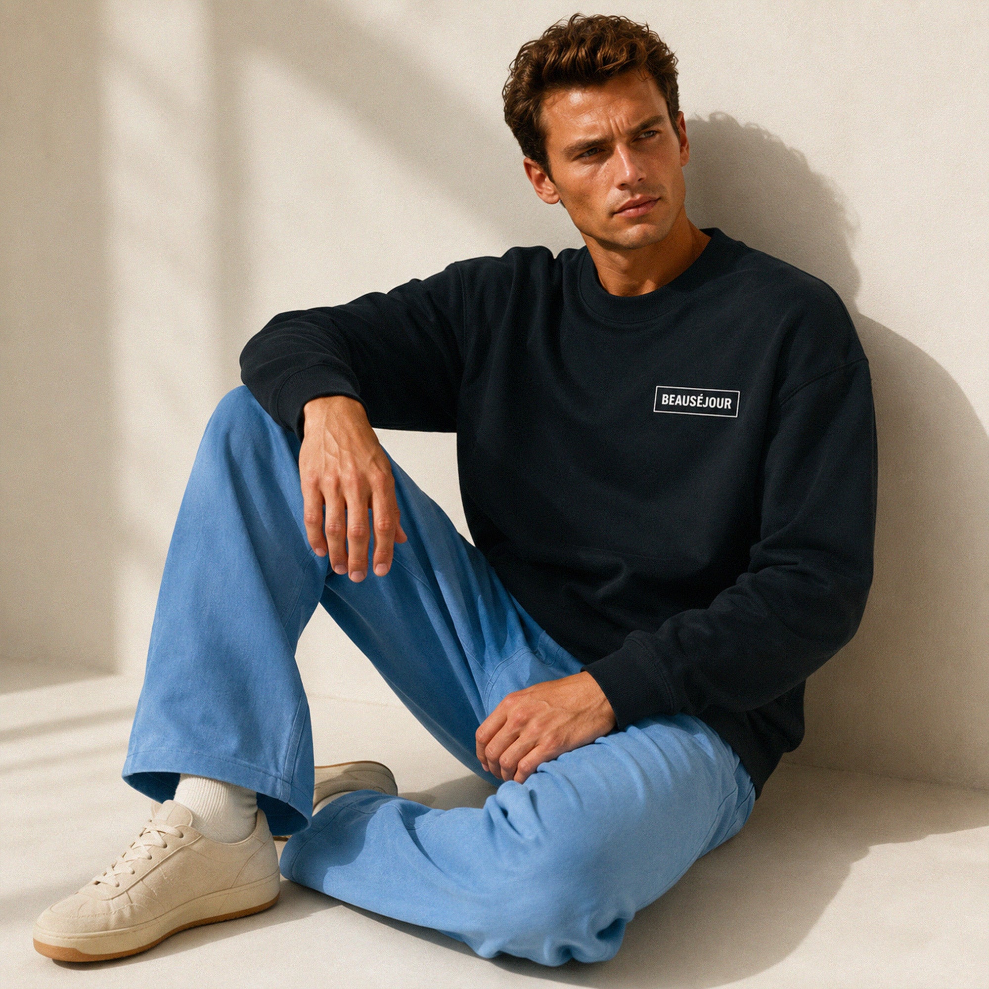 Sweatshirt basique Beauséjour® col rond coloris noir, coton biologique 350g, bande de propreté en chevron, vue de dos.