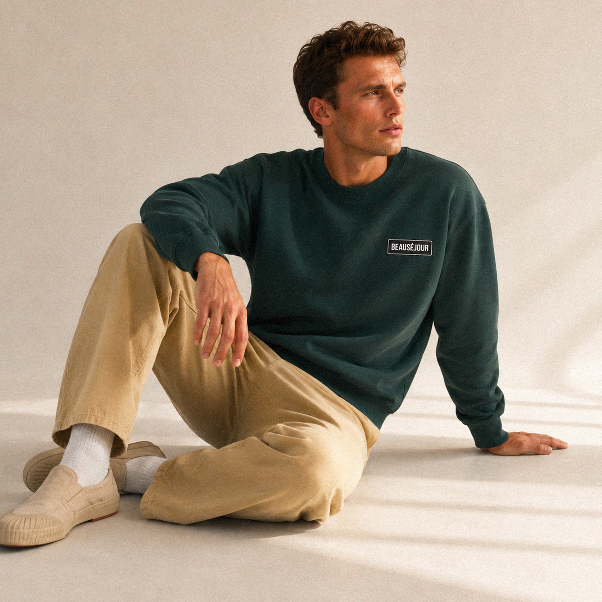 Sweatshirt basique Beauséjour® col rond coloris vert, détail du patch Beauséjour noir sur blanc et de la surpiqûre à l'encolure.