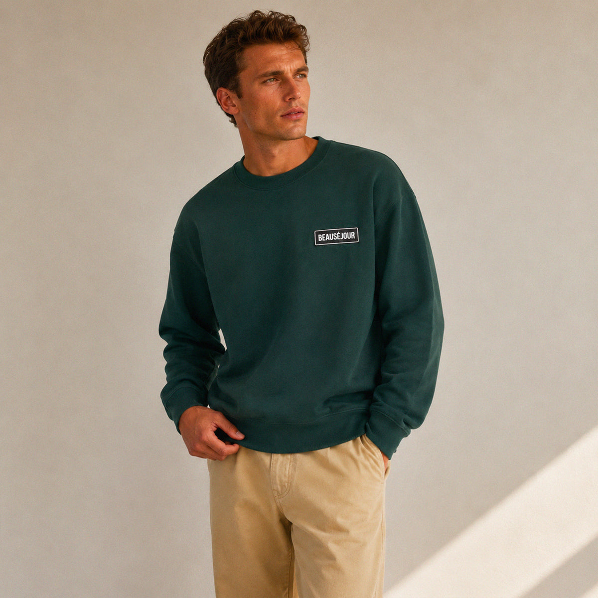 Sweatshirt basique Beauséjour® col rond coloris vert, coton biologique 350g, bande de propreté en chevron, vue de dos.