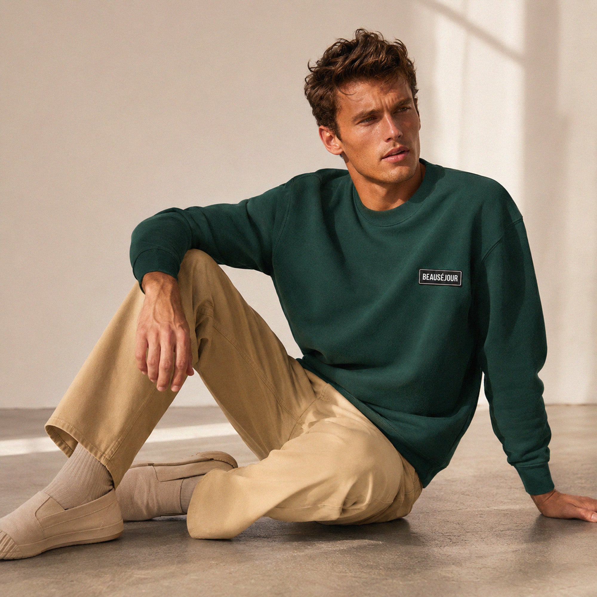 Sweatshirt basique Beauséjour® col rond coloris vert, coton biologique 350g, patch Beauséjour noir sur blanc en poitrine, vue de face.