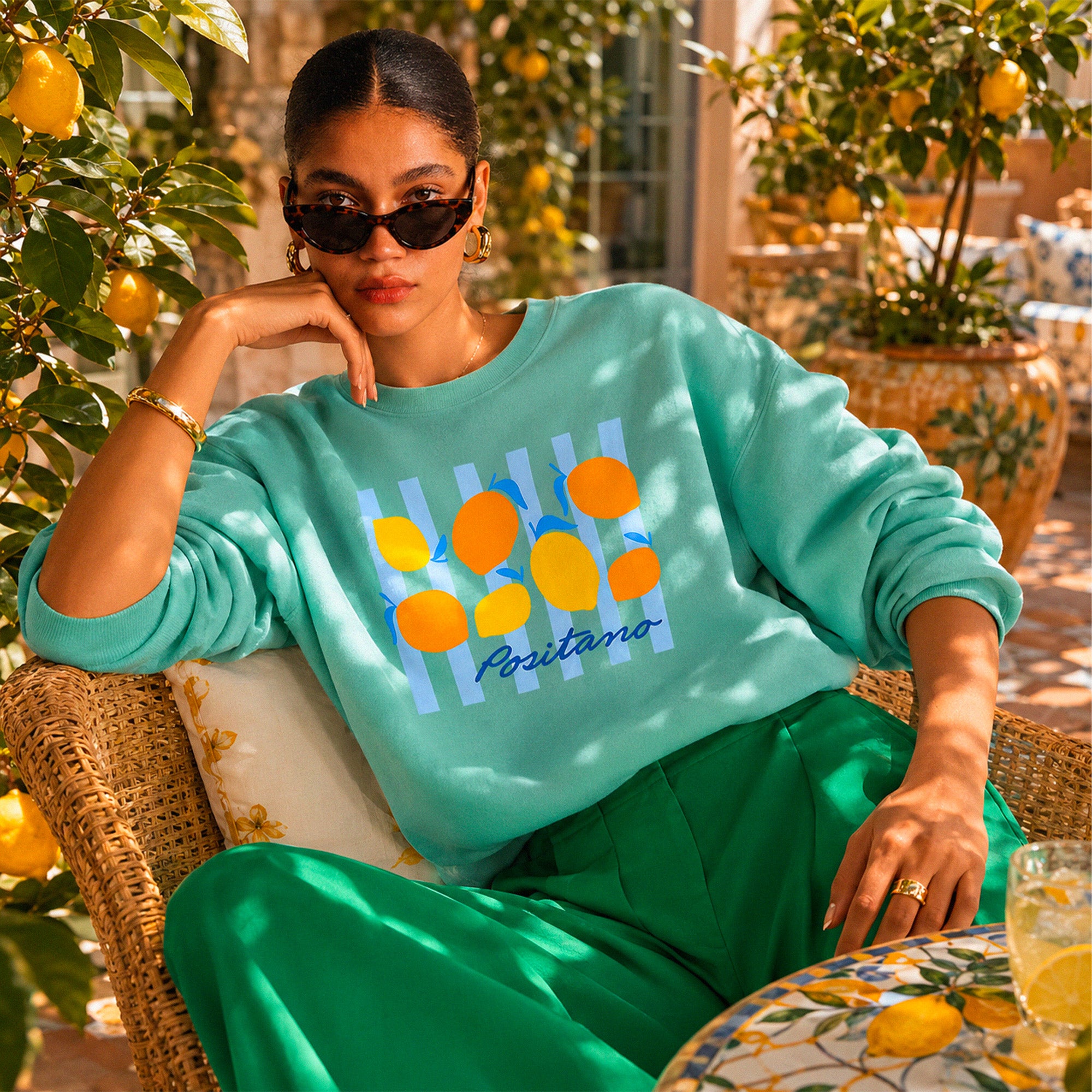 Femme portant un sweat col rond Positano aloe avec motif citrons