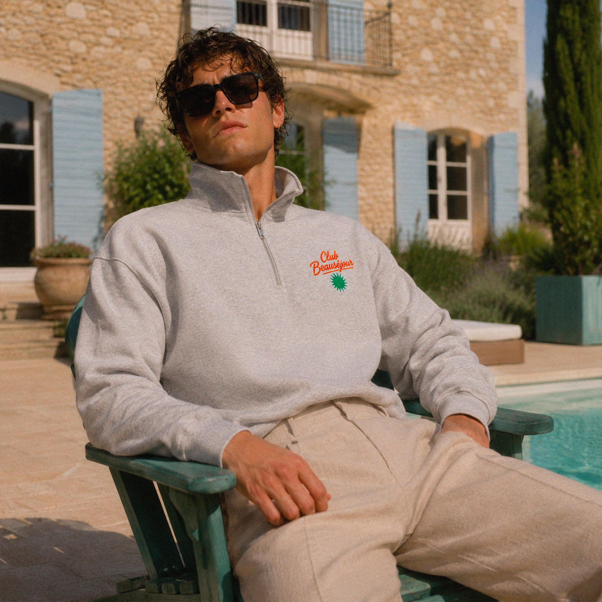 Sweat demi-zip Club Beauséjour gris oversize style vintage Riviera française avec col montant et broderie colorée.