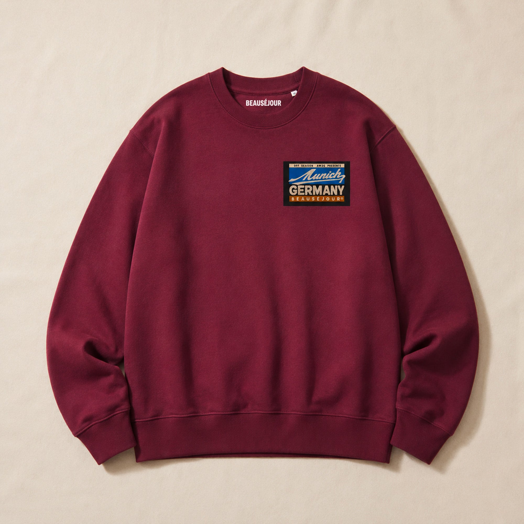 Sweat Off Season Munich Beauséjour® coloris bordeaux, molleton brossé 350g/m², col rond en côte 1x1, vue de face.