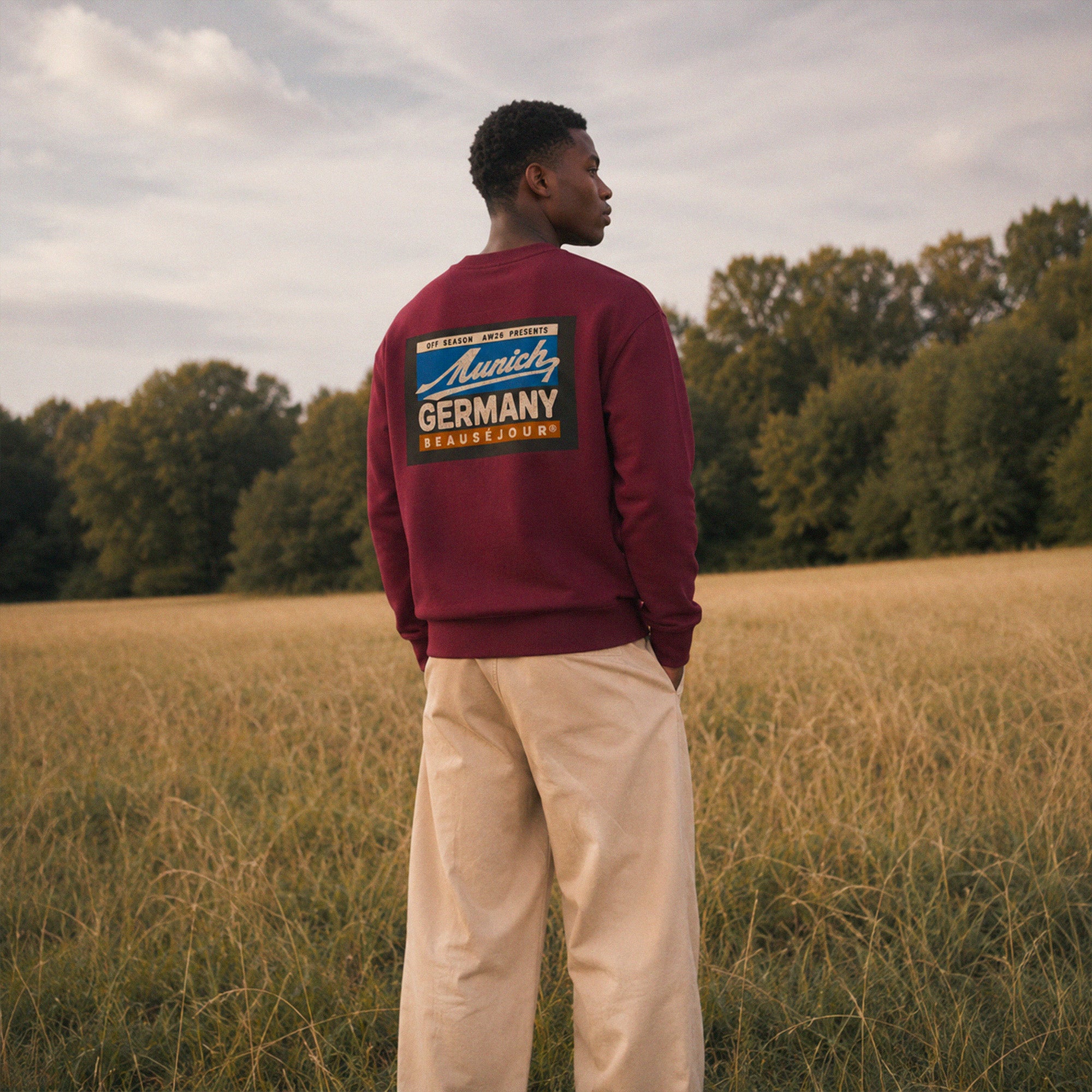 Sweat Off Season Munich Beauséjour® coloris bordeaux homme, look complet, coupe unisexe confortable.