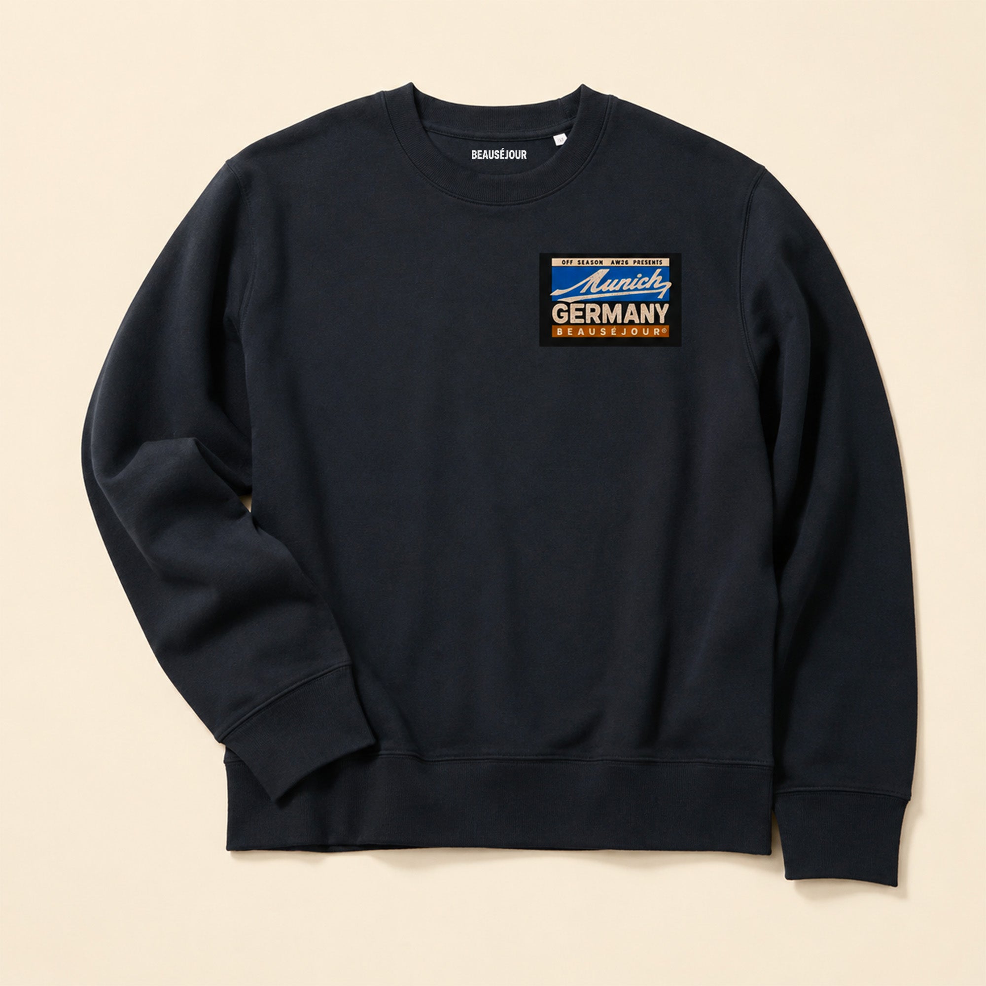 Sweat Off Season Munich Beauséjour® coloris noir, molleton brossé 350g/m², col rond en côte 1x1, vue de face.