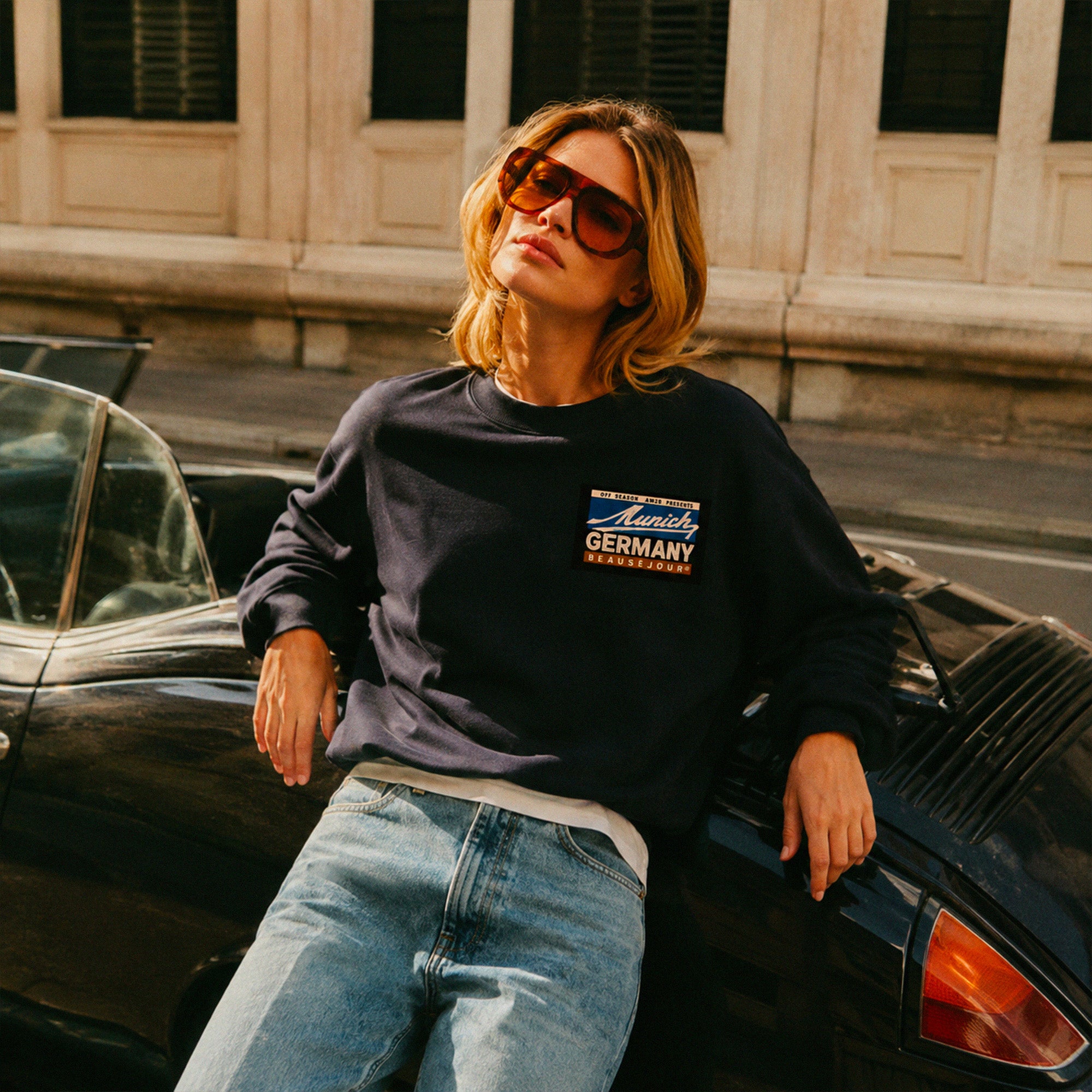 Sweat Off Season Munich Beauséjour® coloris noir femme, molleton brossé 350g/m², col rond en côte 1x1, vue de face.