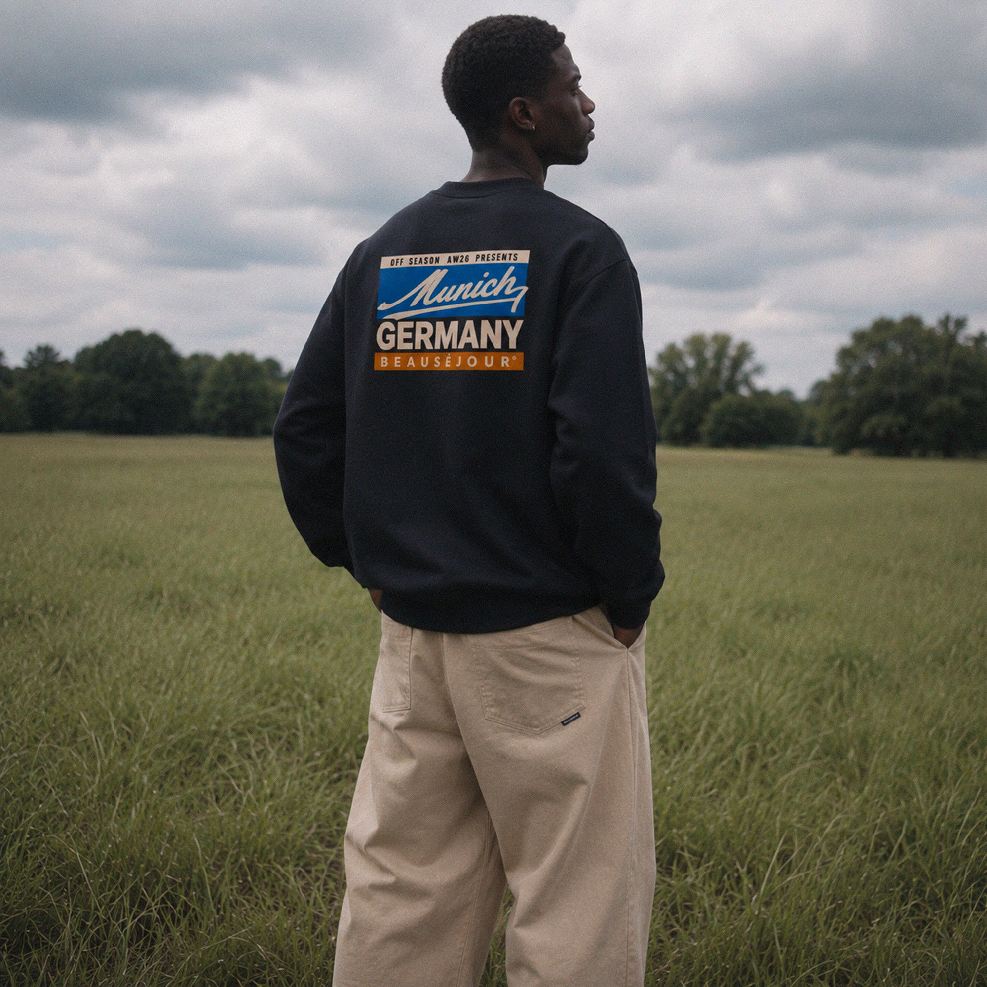 Sweat Off Season Munich Beauséjour® coloris noir homme, impression graphique Off Season Munich dans le dos, vue de dos.