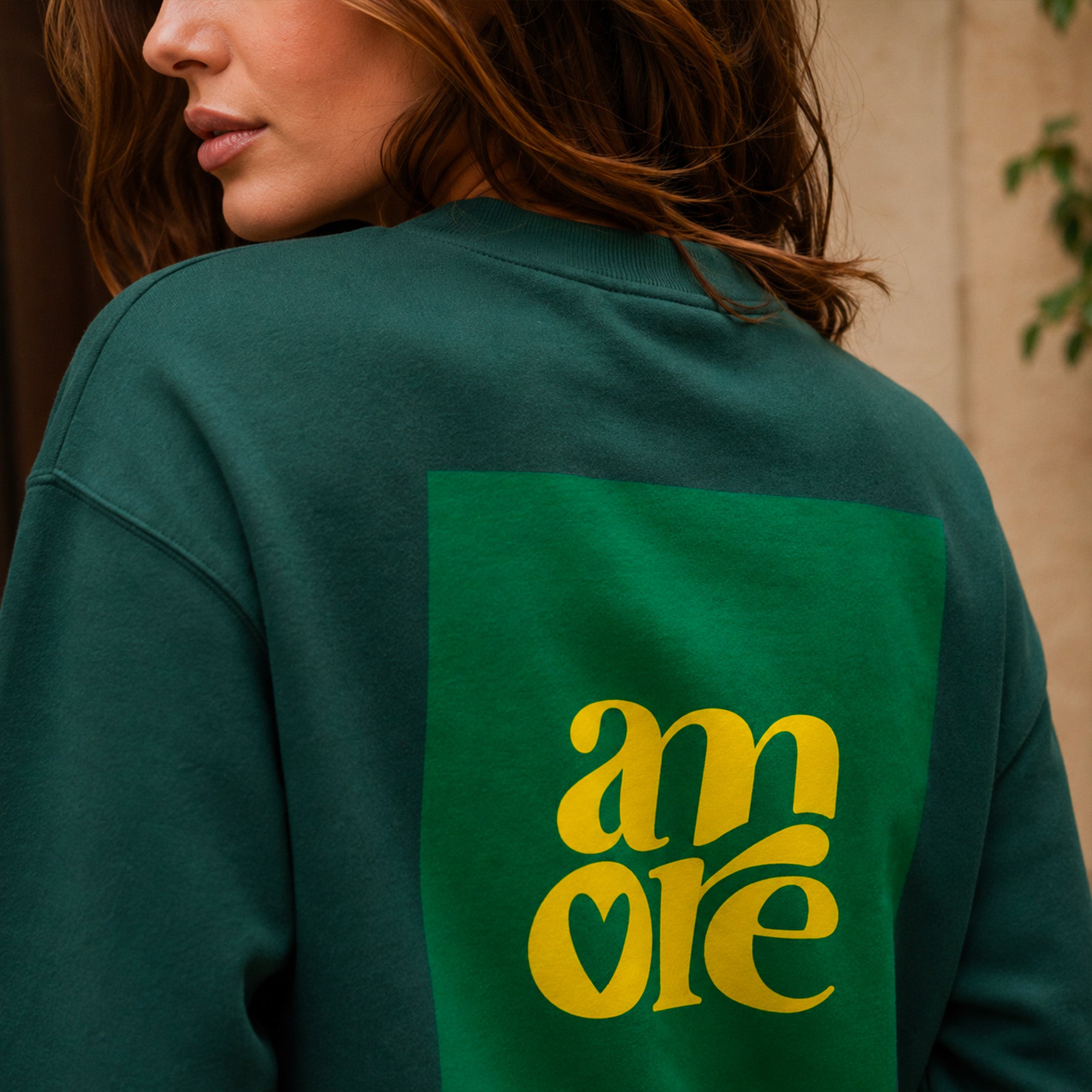 Femme portant un sweat vert style italien moderne