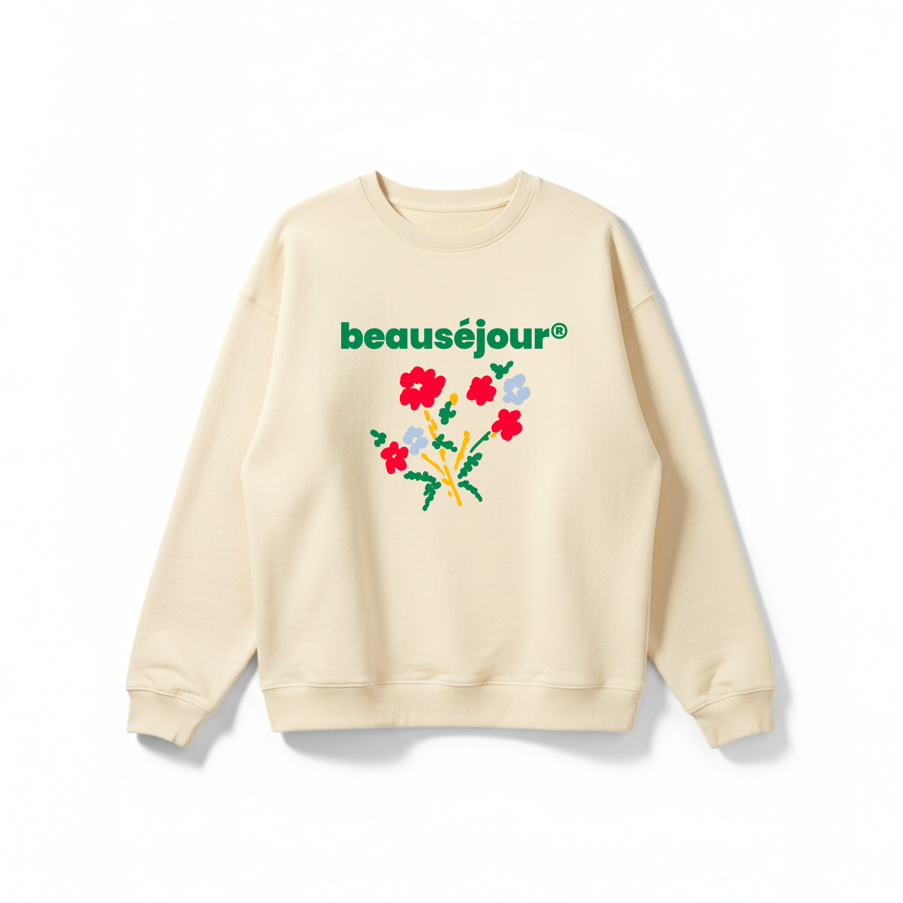 Femme portant un sweatshirt lifestyle Beausejour crème à motif floral sur la plage, marque française de vêtements lifestyle, sweat et t-shirt inspirés de l’été