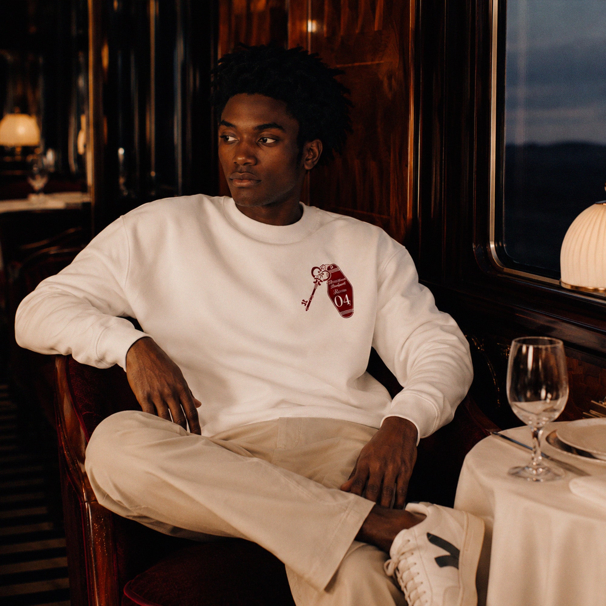 Sweatshirt Budapest Room 04 Beauséjour Orient Express, coloris blanc, molleton brossé épais 350 g/m², illustration exclusive clé d'hôtel vintage Budapest Room 04, détail de l'illustration.