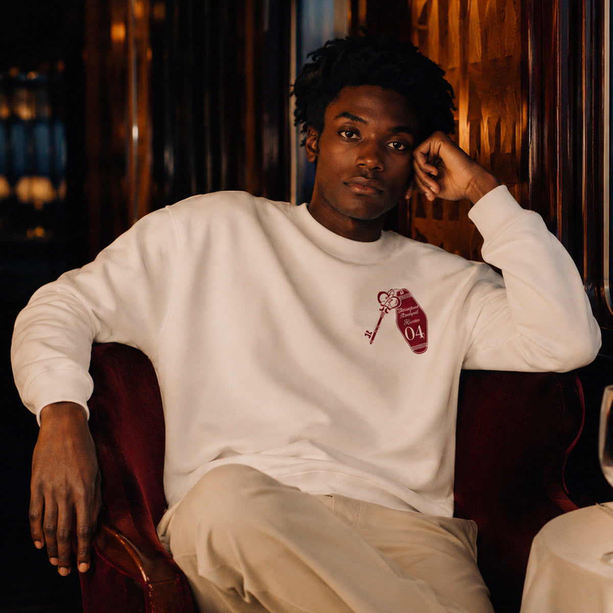 Sweatshirt Budapest Room 04 Beauséjour Orient Express, coloris blanc, molleton brossé épais 350 g/m², illustration exclusive clé d'hôtel vintage Budapest Room 04, vue de dos.