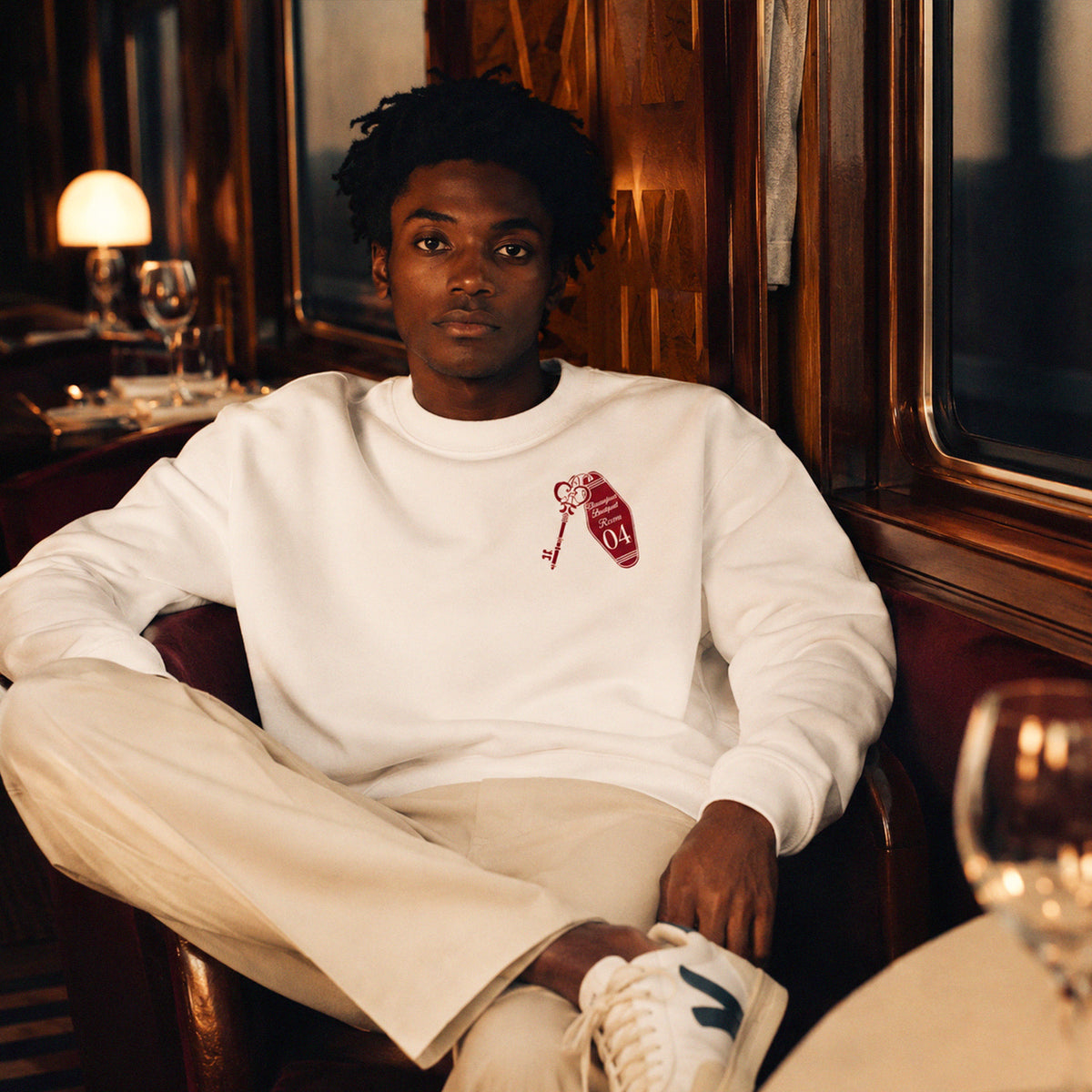 Sweatshirt Budapest Room 04 Beauséjour Orient Express, coloris blanc, molleton brossé épais 350 g/m², illustration exclusive clé d'hôtel vintage Budapest Room 04, vue de face.
