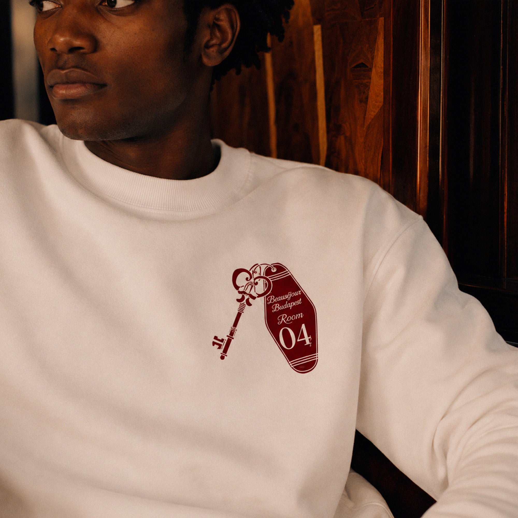 Sweatshirt Budapest Room 04 Beauséjour Orient Express, coloris blanc, molleton brossé épais 350 g/m², illustration exclusive clé d'hôtel vintage Budapest Room 04, look complet.
