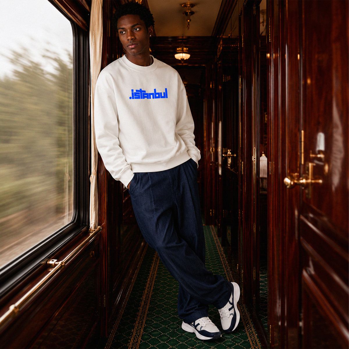 Sweatshirt Istanbul Beauséjour Orient Express, coloris blanc, molleton brossé premium 350 g/m², logo Istanbul bleu côté cœur et typographie signature au dos, détail du logo cœur.