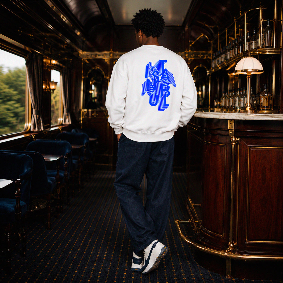 Sweatshirt Istanbul Beauséjour Orient Express, coloris blanc, molleton brossé premium 350 g/m², logo Istanbul bleu côté cœur et typographie signature au dos, look complet.