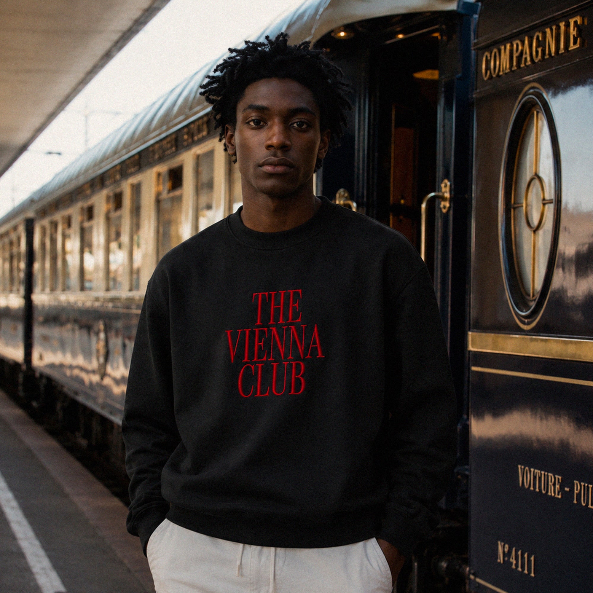 Sweatshirt The Vienna Club Beauséjour Orient Express, coloris noir, broderie rouge "The Vienna Club" côté cœur inspirée des salons viennois et des trains de luxe européens, vue de face.