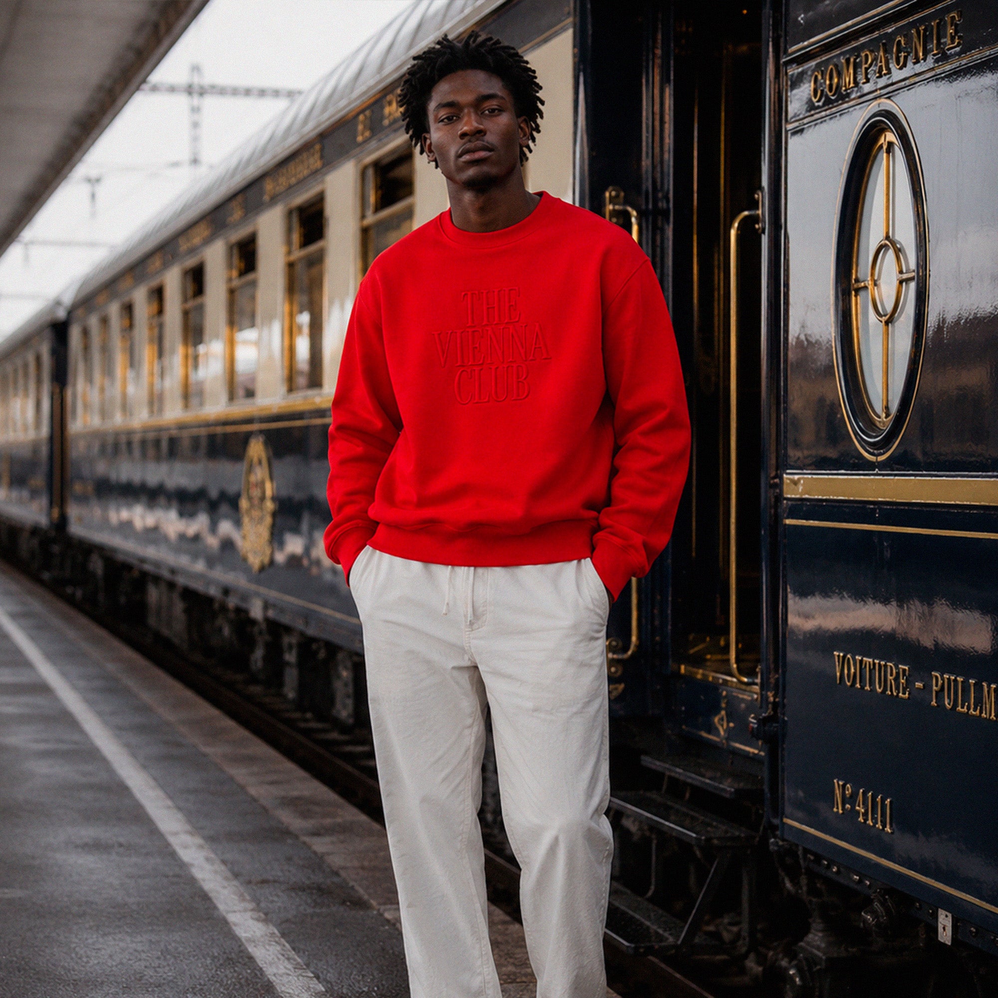 Sweatshirt The Vienna Club Beauséjour Orient Express, coloris rouge, broderie rouge "The Vienna Club" côté cœur inspirée des salons viennois et des trains de luxe européens, vue de face.