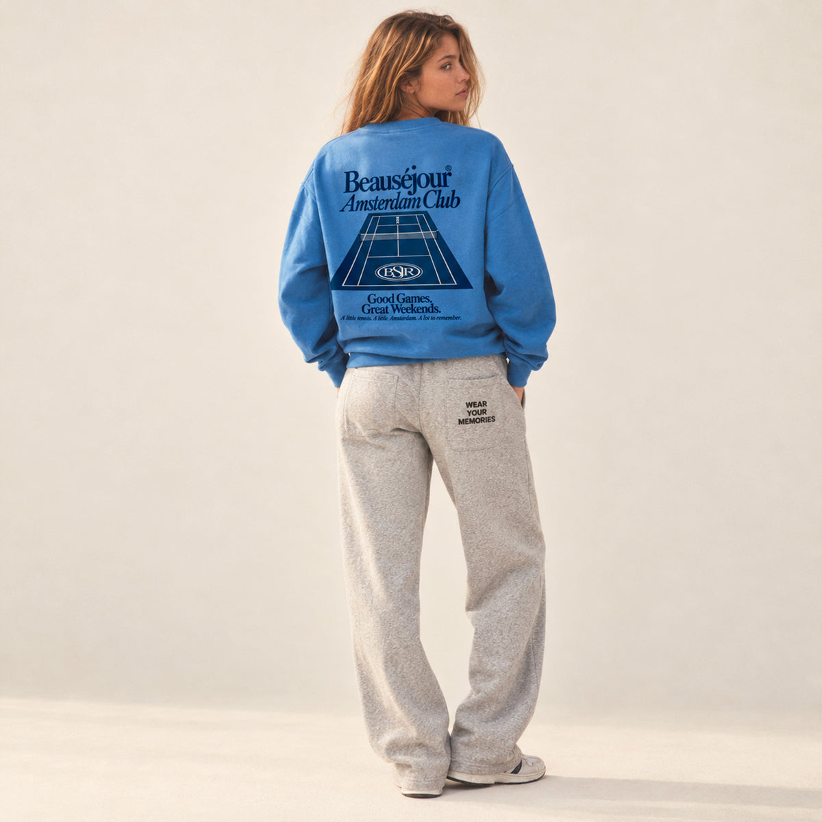 Sweatshirt Amsterdam Club Beauséjour bleu porté par une femme.