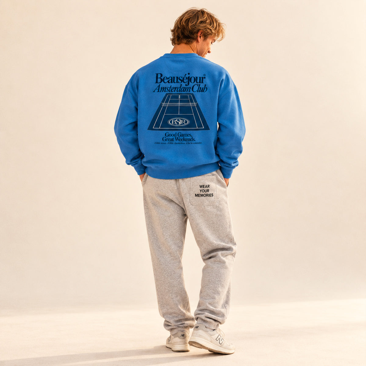 Sweatshirt Amsterdam Club Beauséjour bleu porté par un homme.