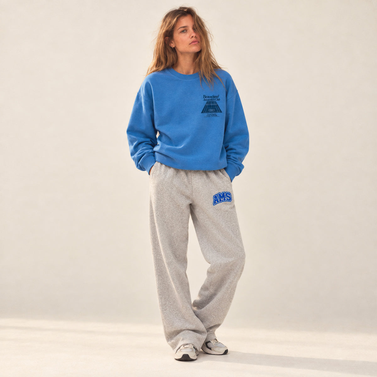 Sweatshirt Amsterdam Club Beauséjour bleu porté par une femme, vue 2.