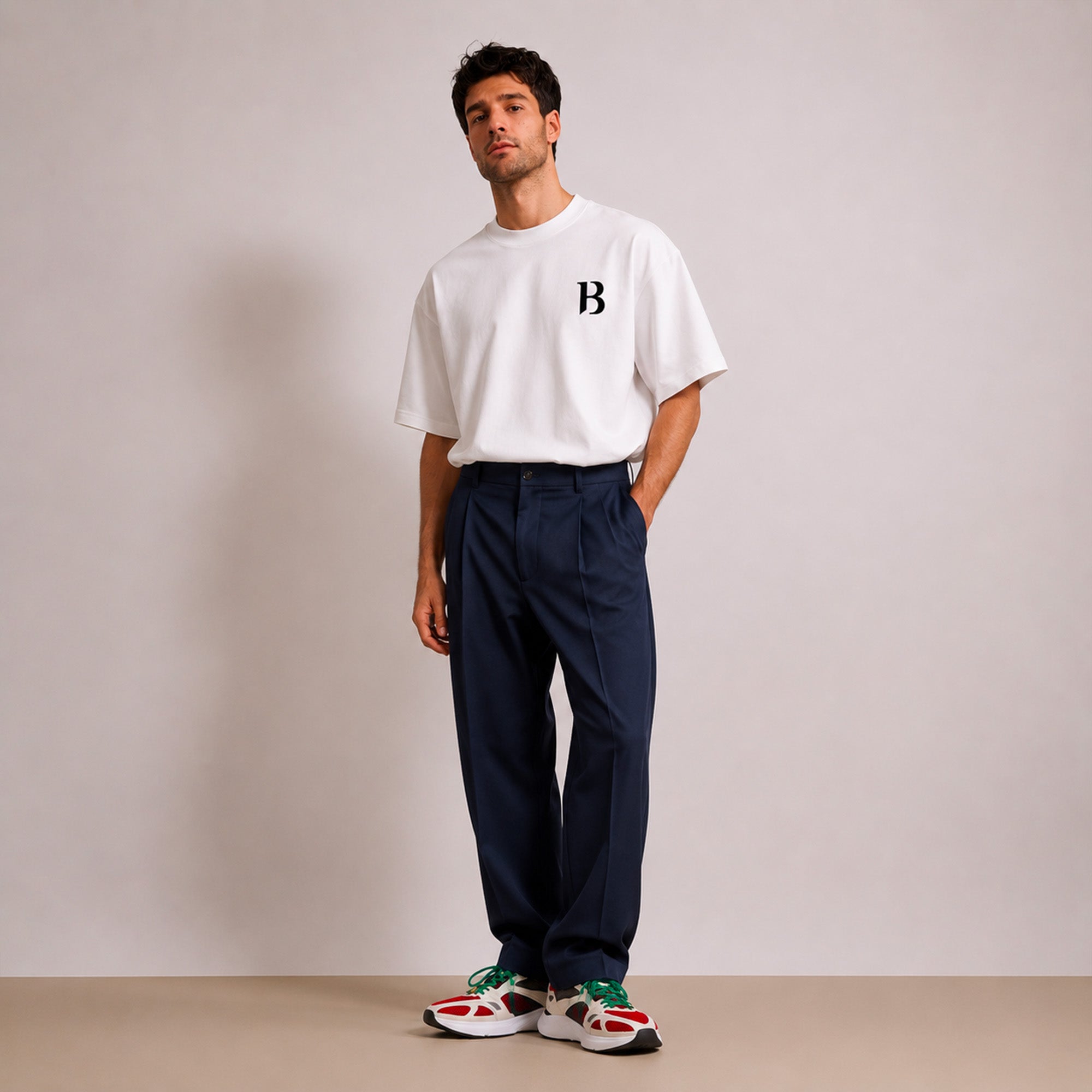 T-shirt blanc premium Beauséjour en coton épais 200gsm porté avec pantalon bleu marine