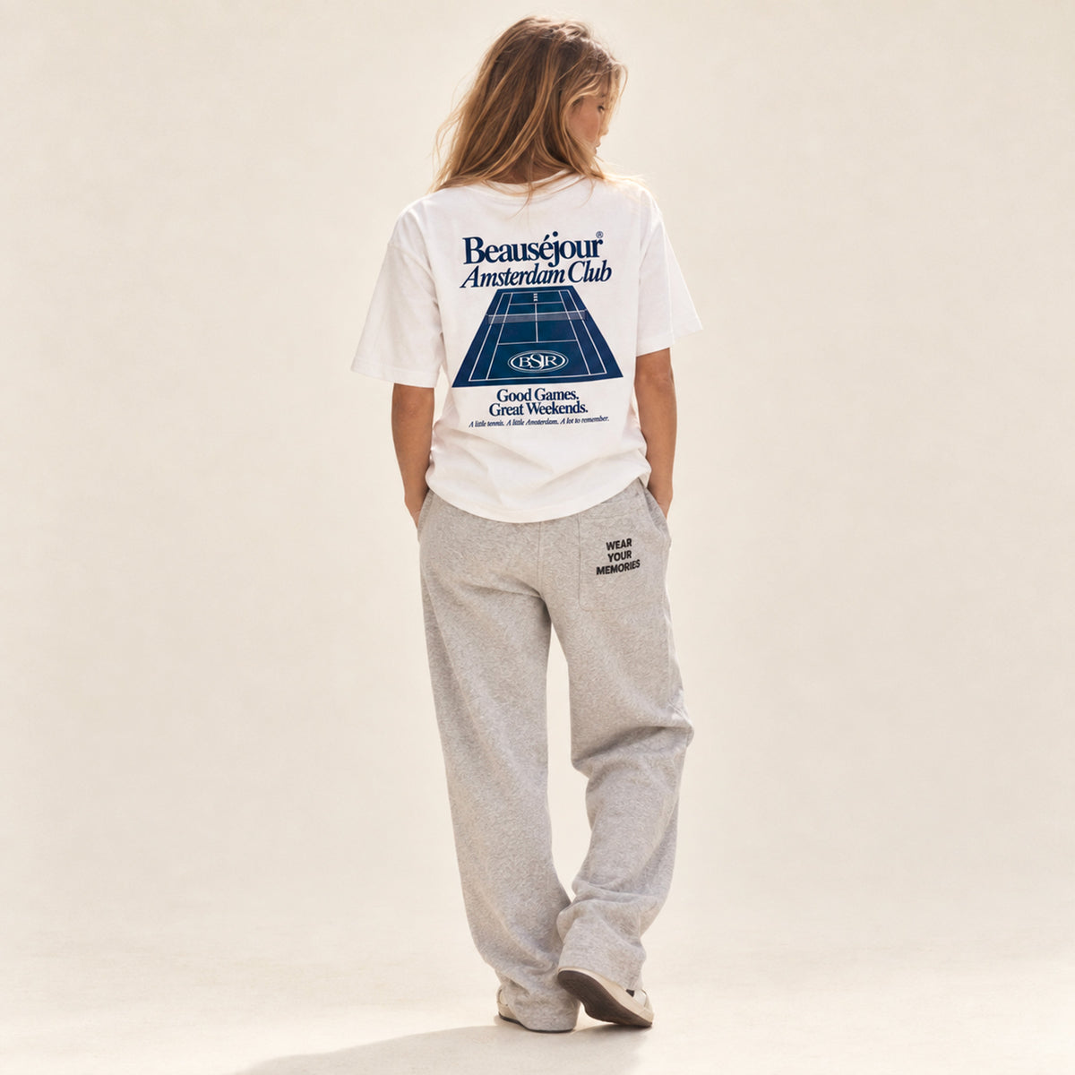 T-shirt boxy Amsterdam Club Beauséjour bleu porté par une femme, vue de dos.
