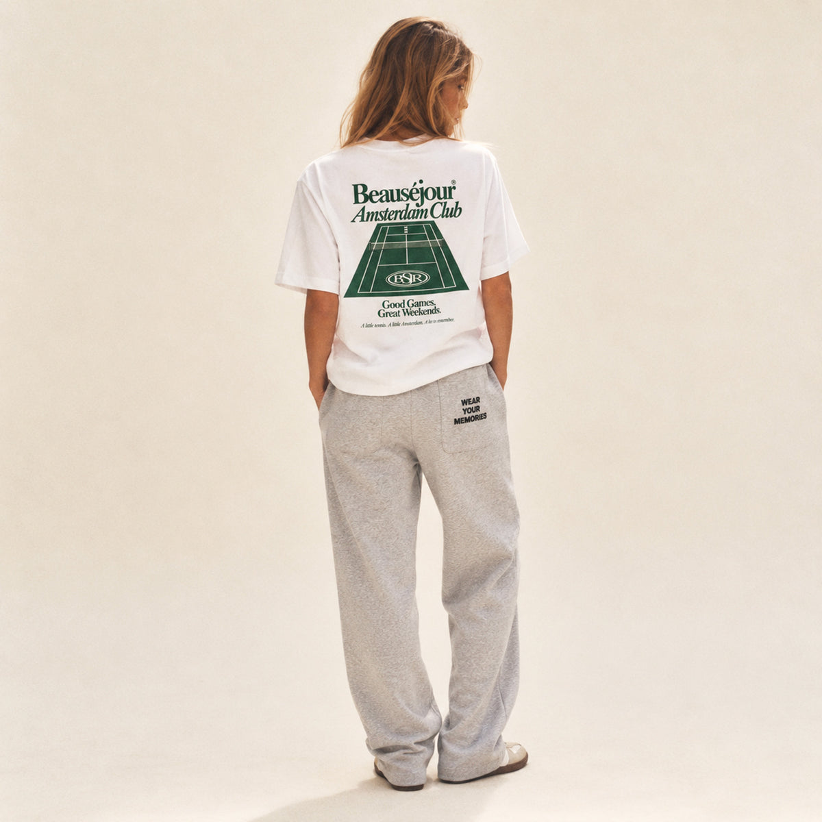 T-shirt boxy Amsterdam Club Beauséjour vert porté par une femme, vue de dos.