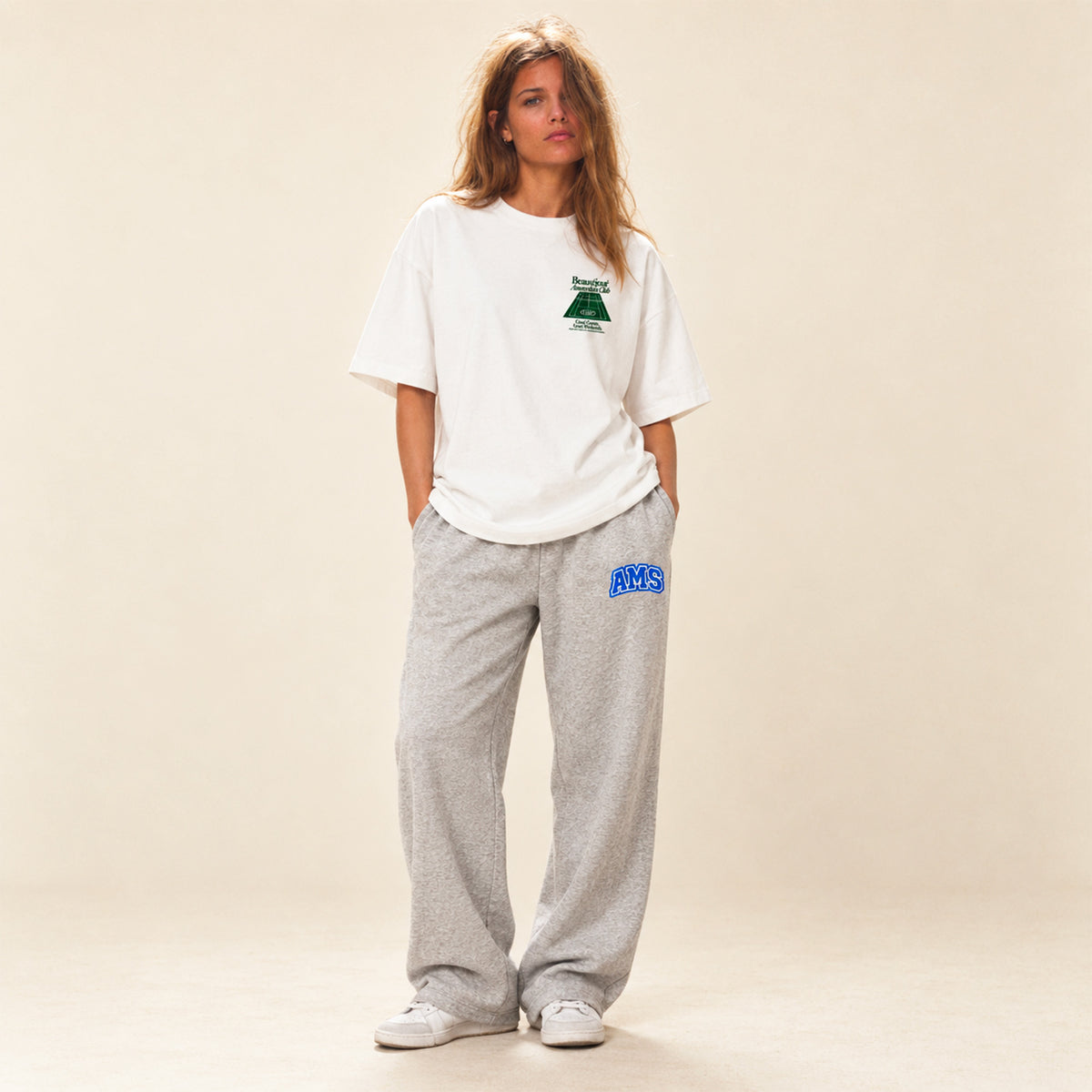 T-shirt boxy Amsterdam Club Beauséjour vert porté par une femme, vue de face.