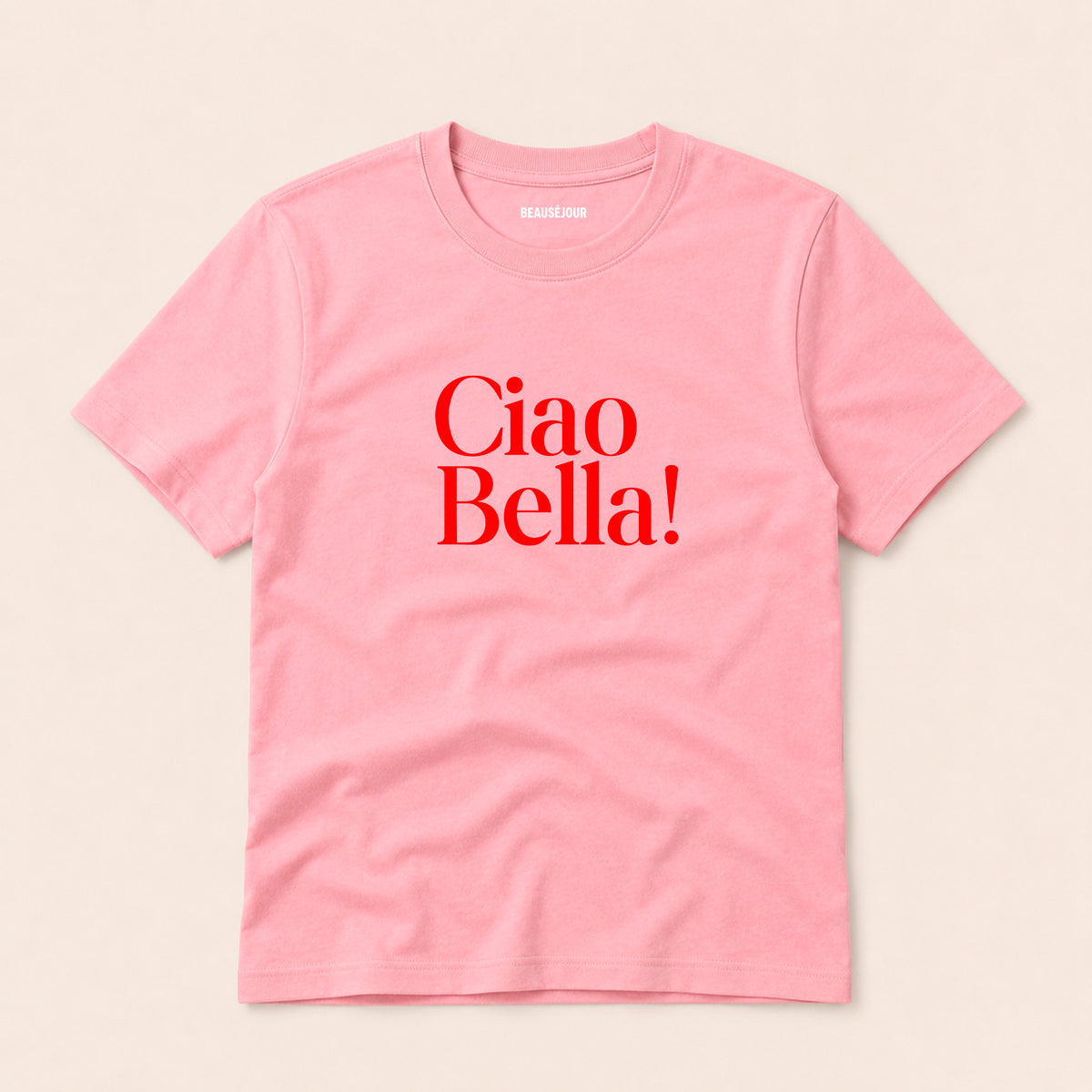 T-shirt rose Ciao Bella Beauséjour vu de face, en coton biologique 180g avec illustration Ciao Bella, inspiration côte amalfitaine et art de vivre italien.