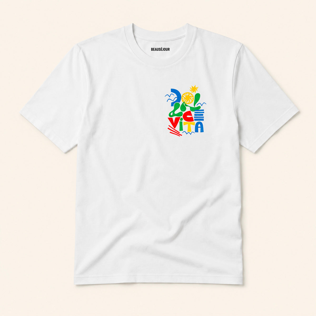 Packshot du t-shirt Dolce Vita coloré Beauséjour vu de face, imprimé multicolore inspiré de l'art de vivre italien, coton biologique 180g.