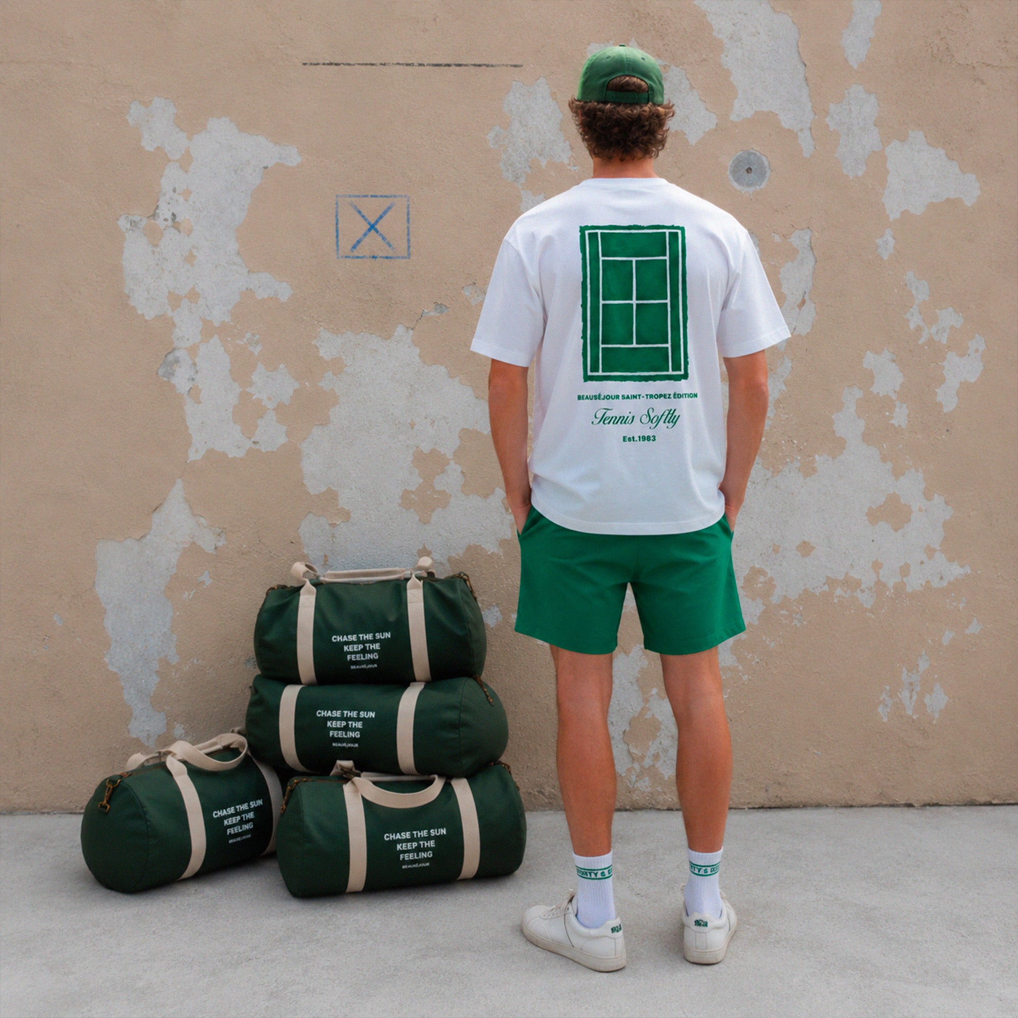 T-shirt tennis homme vert Beauséjour, vue de dos, 100% coton biologique, imprimé tennis inspiré de Saint-Tropez.