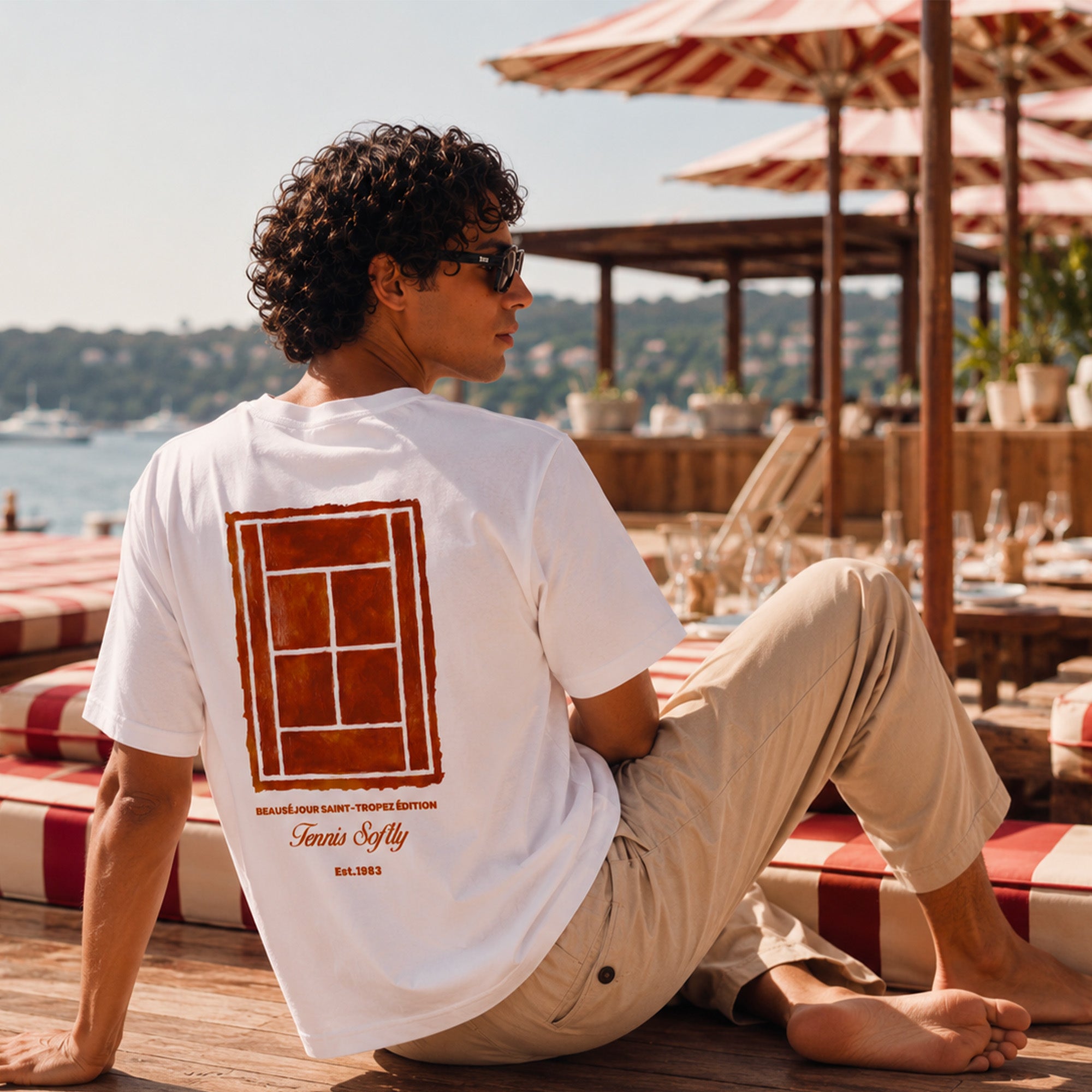 T-shirt tennis homme blanc Beauséjour, jersey simple 100% coton biologique, illustration tennis Saint-Tropez.