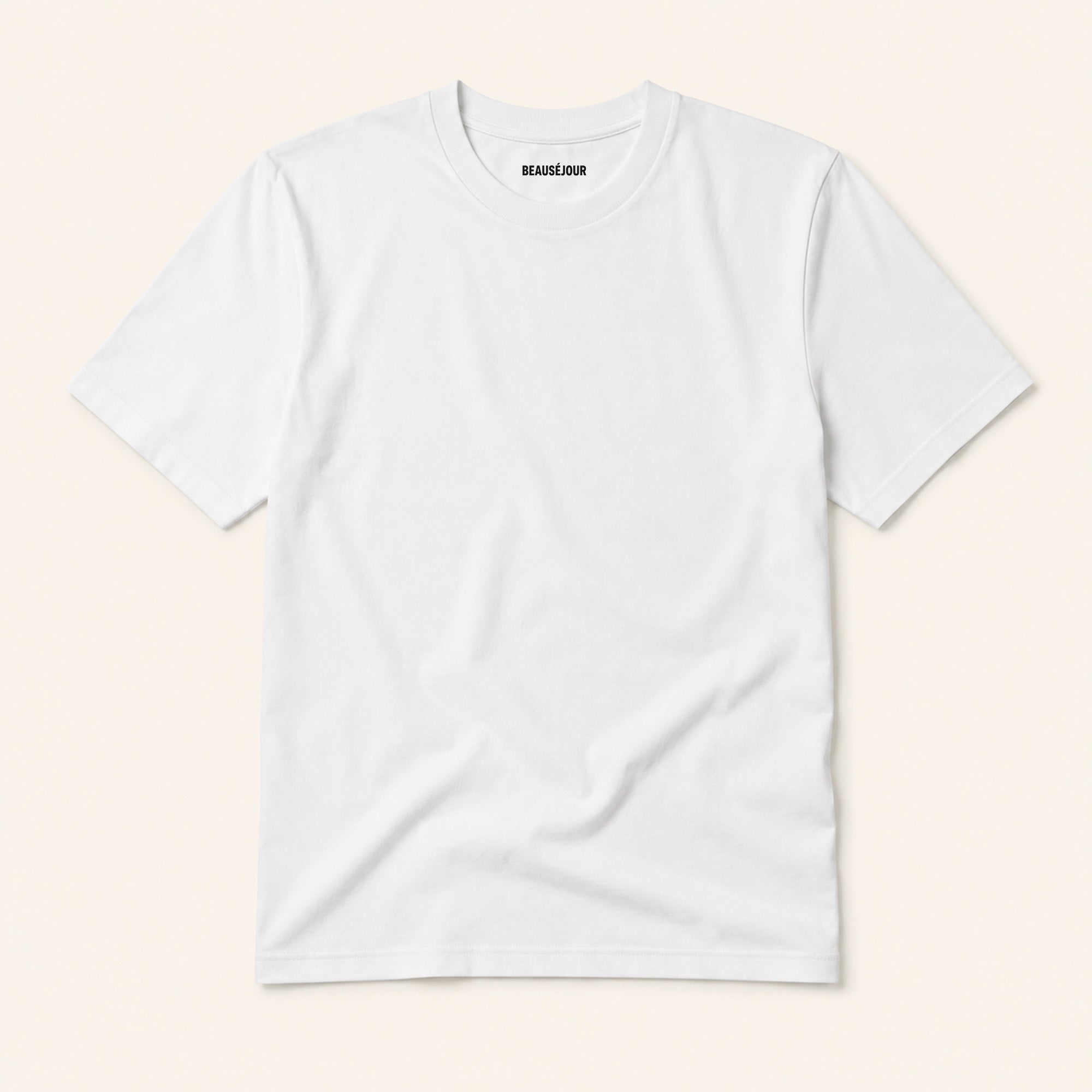 Packshot recto du t-shirt tennis homme blanc Beauséjour, vue de face, 100% coton biologique, imprimé tennis Saint-Tropez.