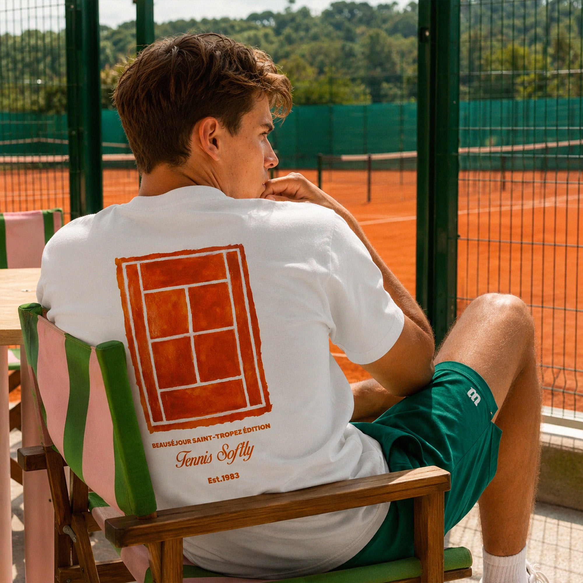 Autre vue du t-shirt tennis homme blanc Beauséjour, jersey coton biologique 180g, motif tennis terre battue Saint-Tropez.