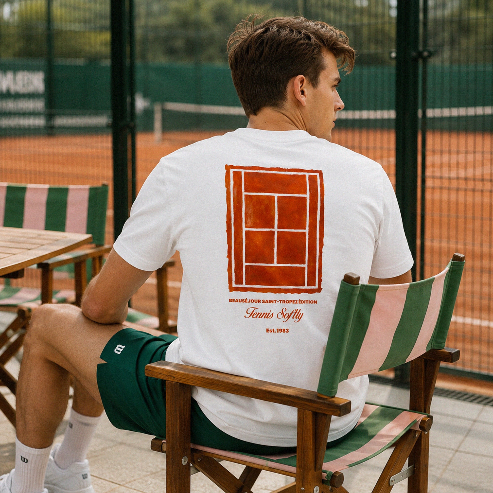 T-shirt tennis homme blanc Beauséjour, 100% coton biologique, avec illustration inspirée des courts en terre battue de Saint-Tropez.