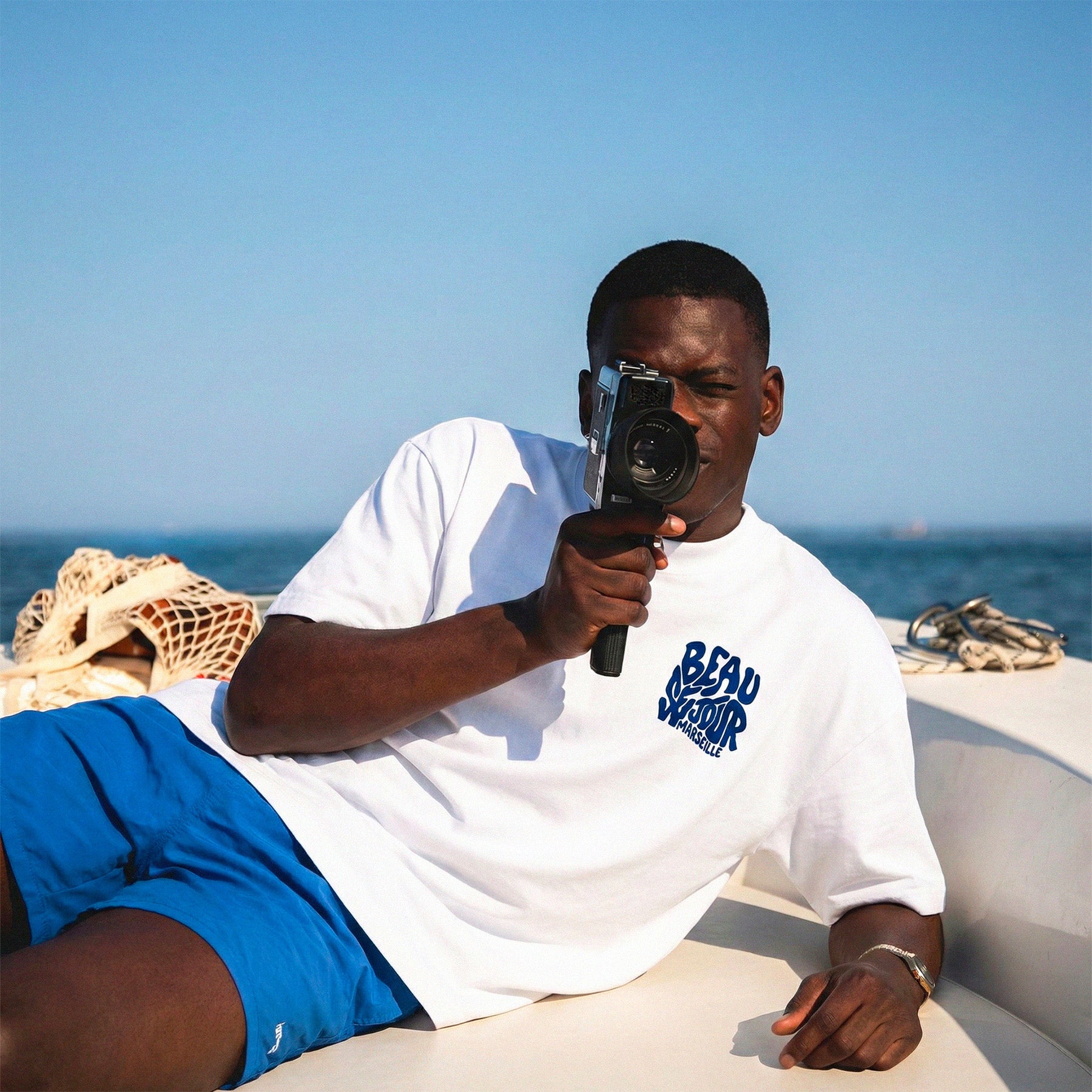 homme sur un bateau qui porte un tshirt blanc marseille beauséjour. tshirt marseille. marseille.