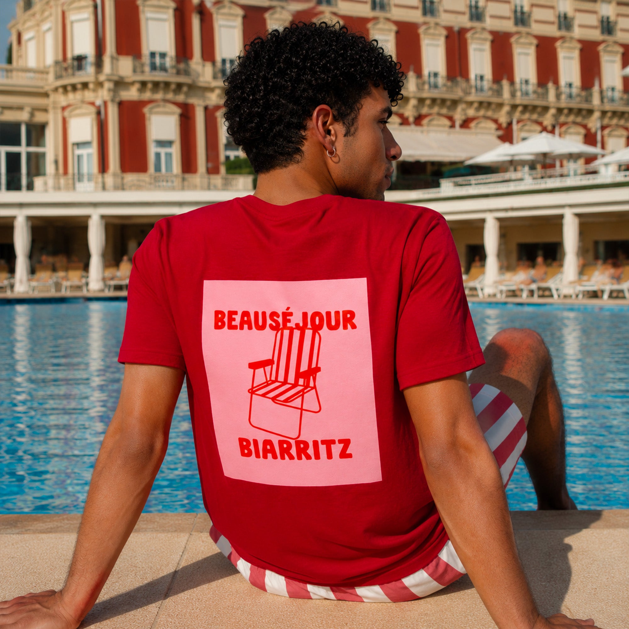 homme portant un tshirt rouge beausejour biarritz