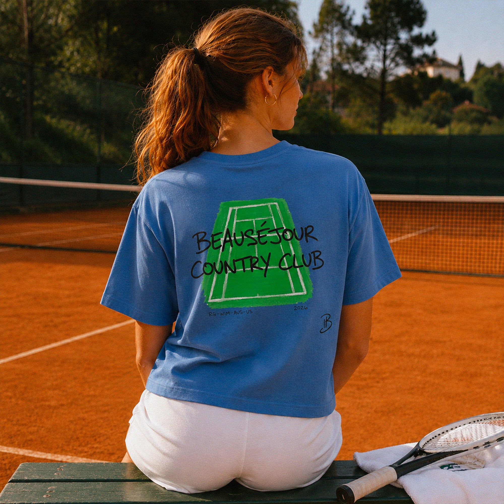 T-shirt Beauséjour country club® femme coloris bleu vif, 100% coton biologique, illustration tennis country club, vue de face.