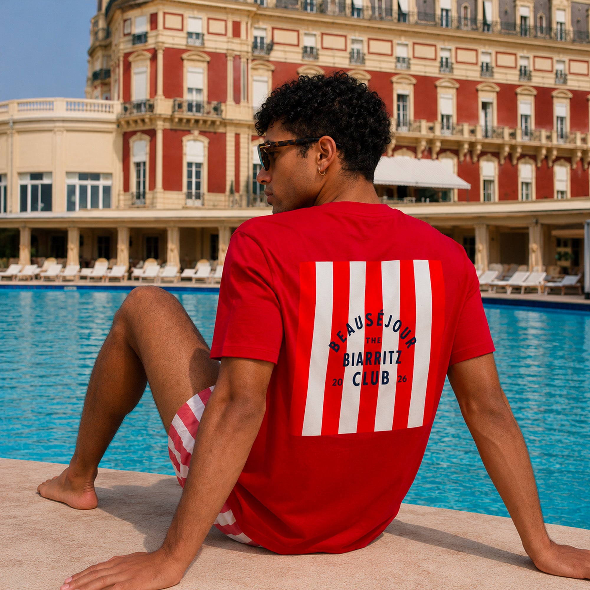 homme portant un tshirt rouge biarritz club