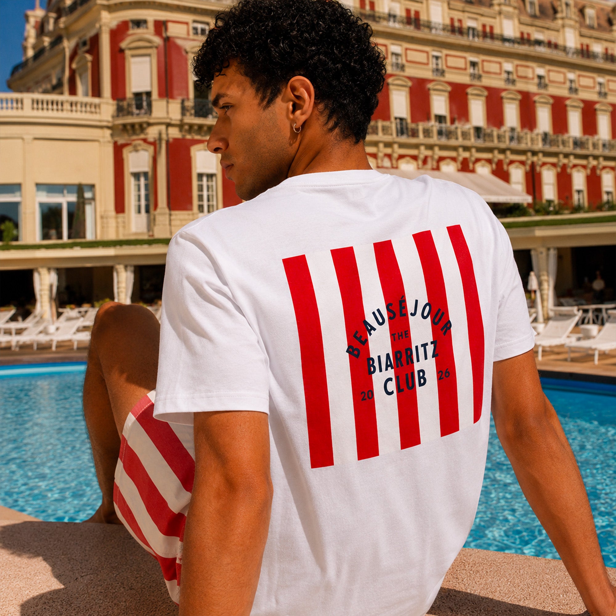 homme portant un tshirt blanc biarritz club style resort