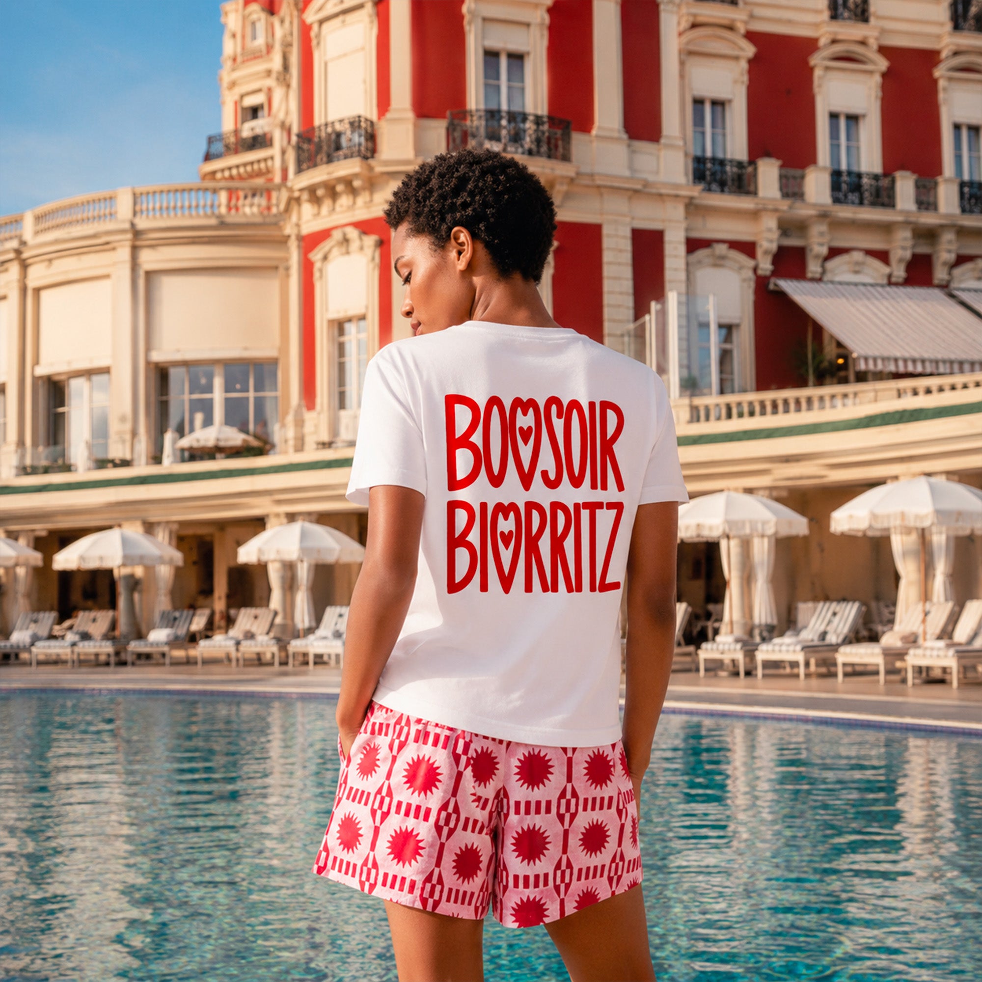 tshirt blanc beausejour biarritz femme au bord dune piscine