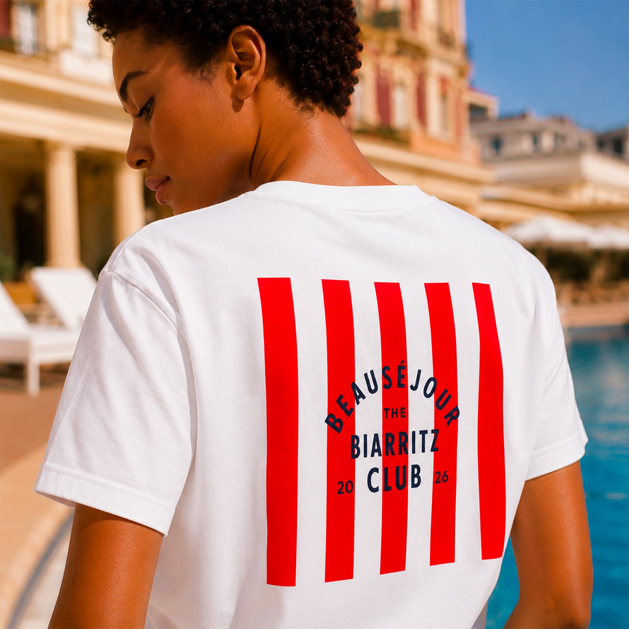 tshirt blanc biarritz club femme au bord dune piscine
