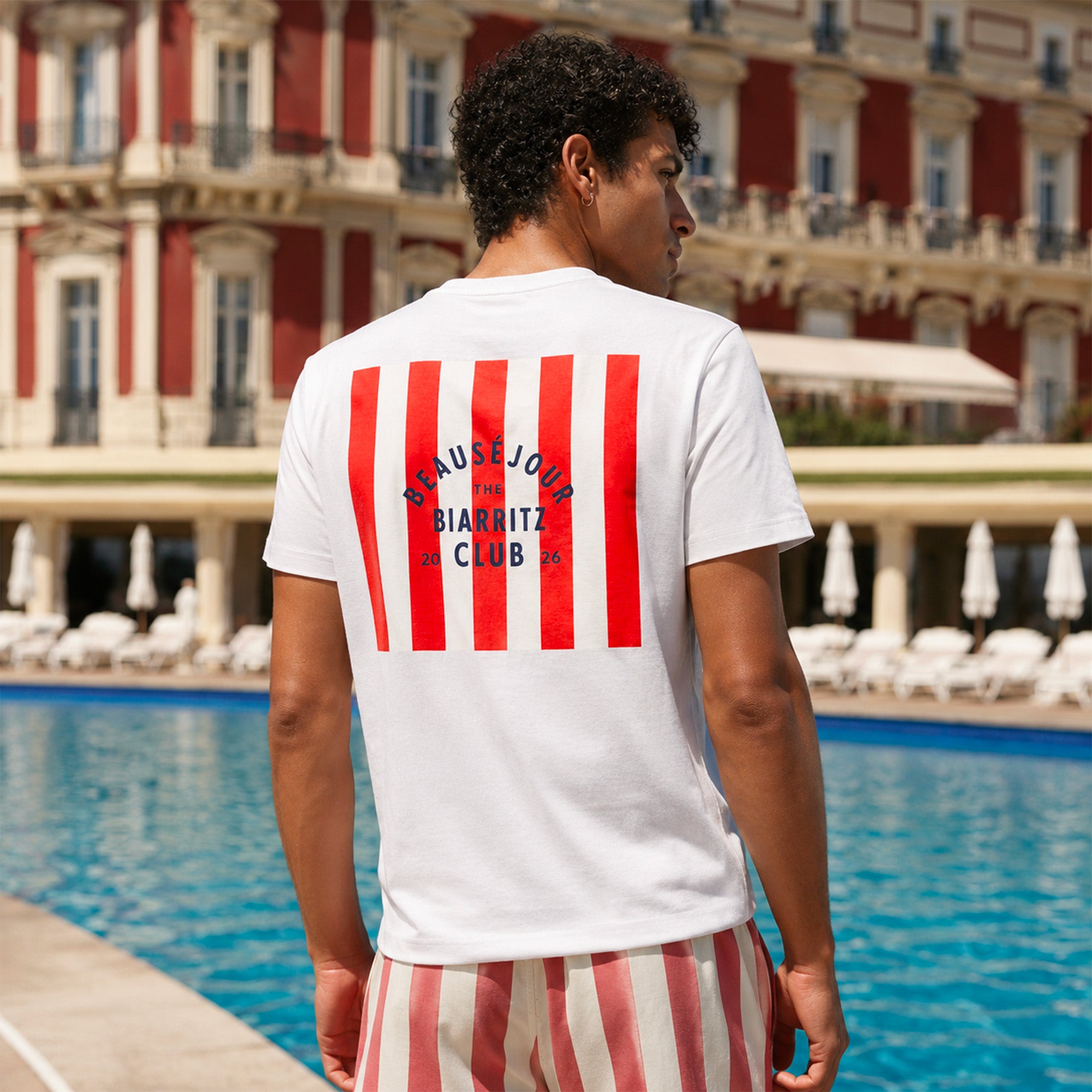 tshirt blanc biarritz club homme au bord dune piscine